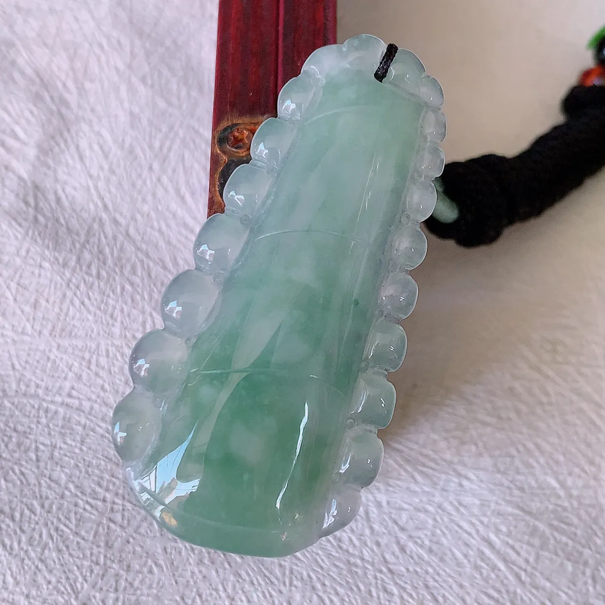 自然光实拍，冰种飘花翡翠竹节吊坠。竹节寓意“节节高，官运亨通，前程似锦，水润莹泽，清秀高雅， 佩戴精美！#57.31