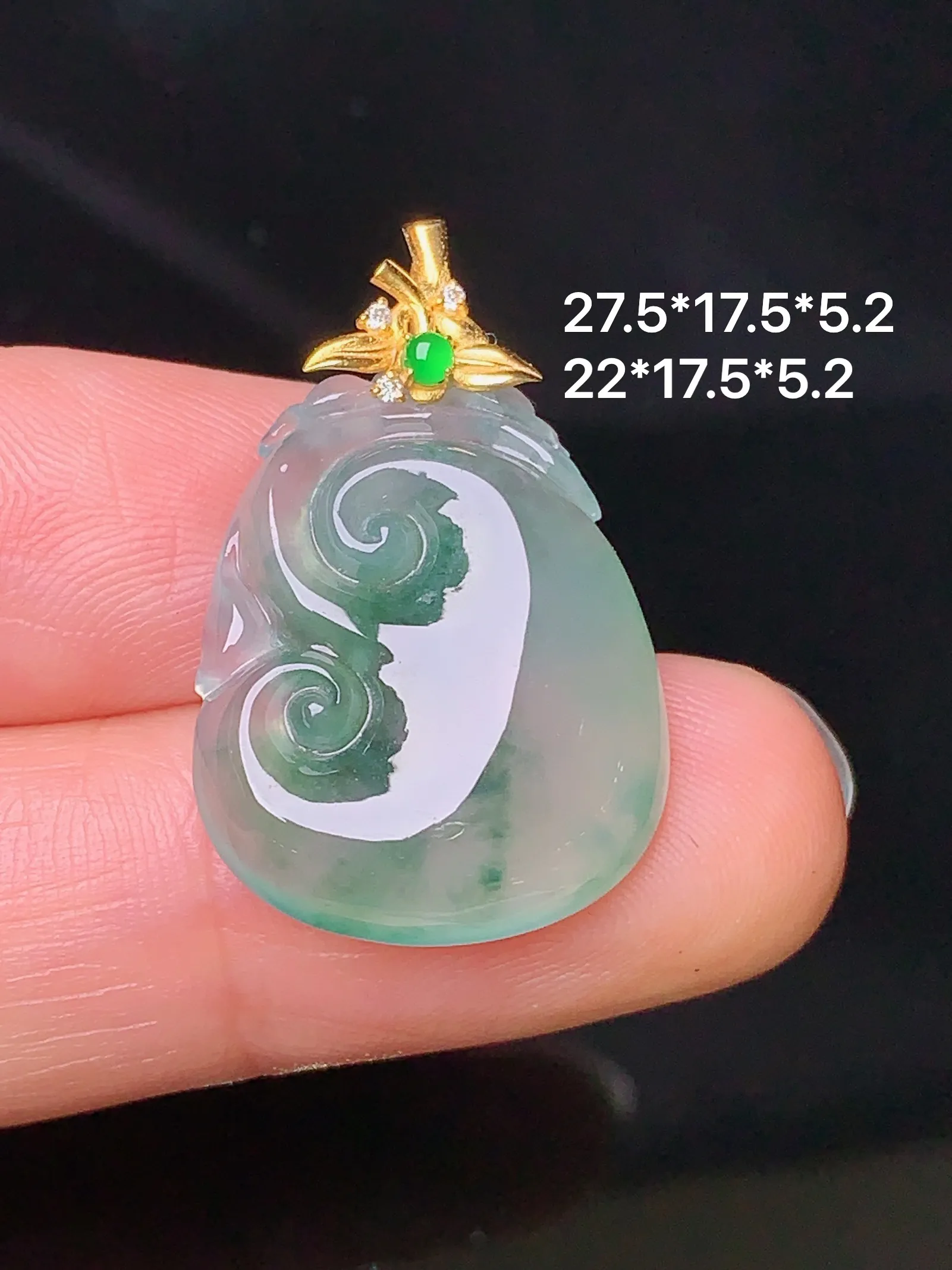 18k金钻镶嵌冰种飘绿如意吊坠 玉质细腻 色泽艳丽 整体尺寸27.5*17.5*5.2