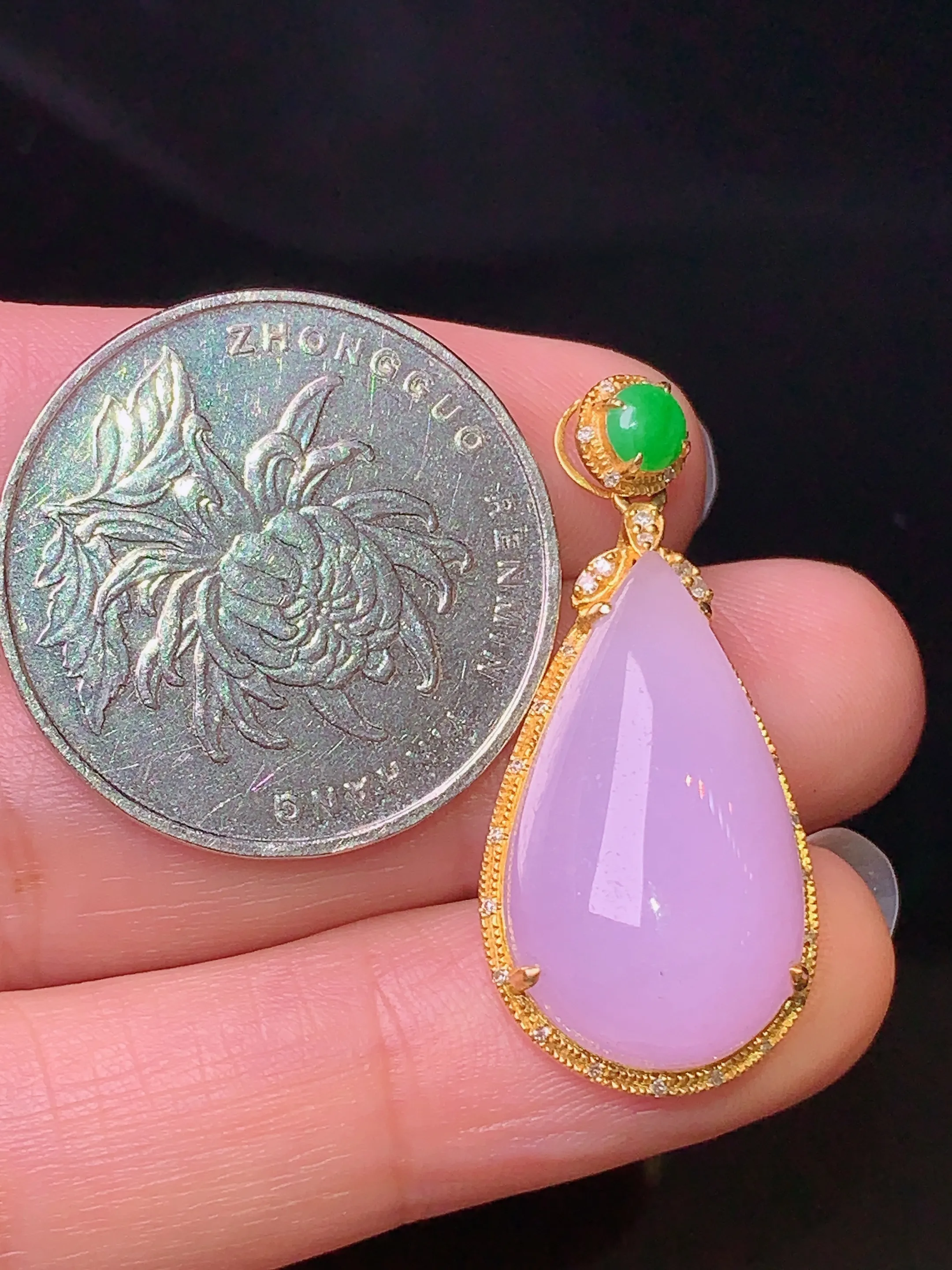 18k金钻镶嵌紫罗兰水滴吊坠 玉质细腻 色泽艳丽 整体尺寸32*14.8*7.8