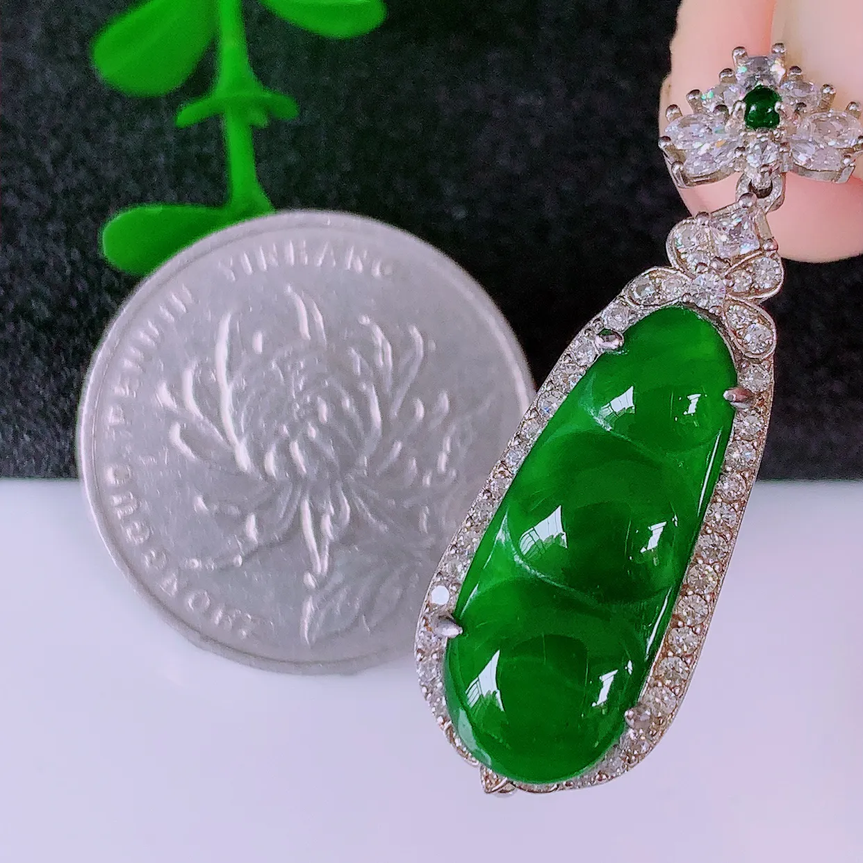 冰透满绿翡翠925银镶嵌四季豆吊坠，自然光实拍，翠色灵动，颜色漂亮，种老水足，品相佳，佩戴佳品！#97.5整体37*12*7.2裸石21.5*8