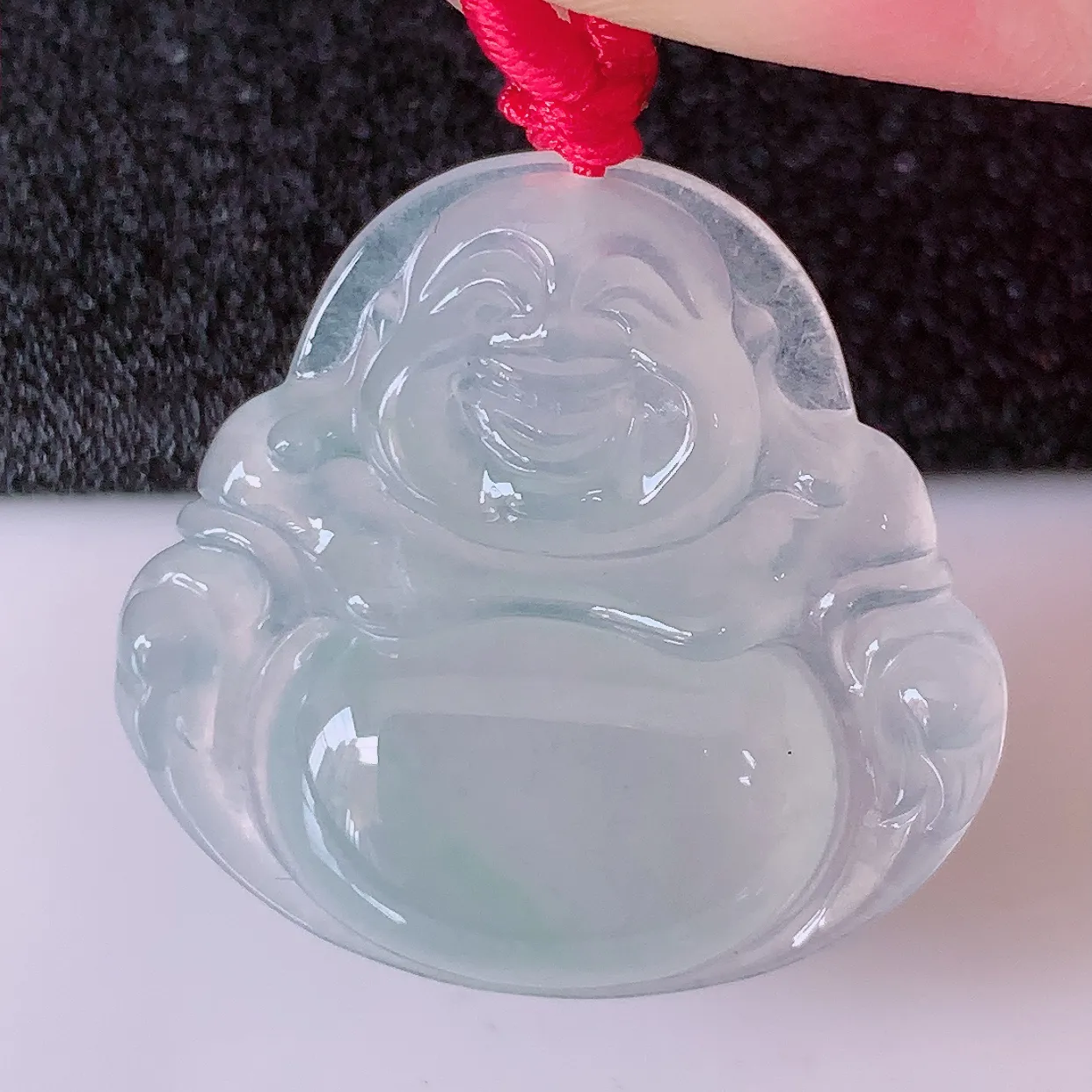 自然光实拍，冰种翡翠佛公，水灵起胶，翠色迷人，佛公在心中，一生平安， 饱满圆润， 开怀大笑佛公，配戴灵气十足！#03.31