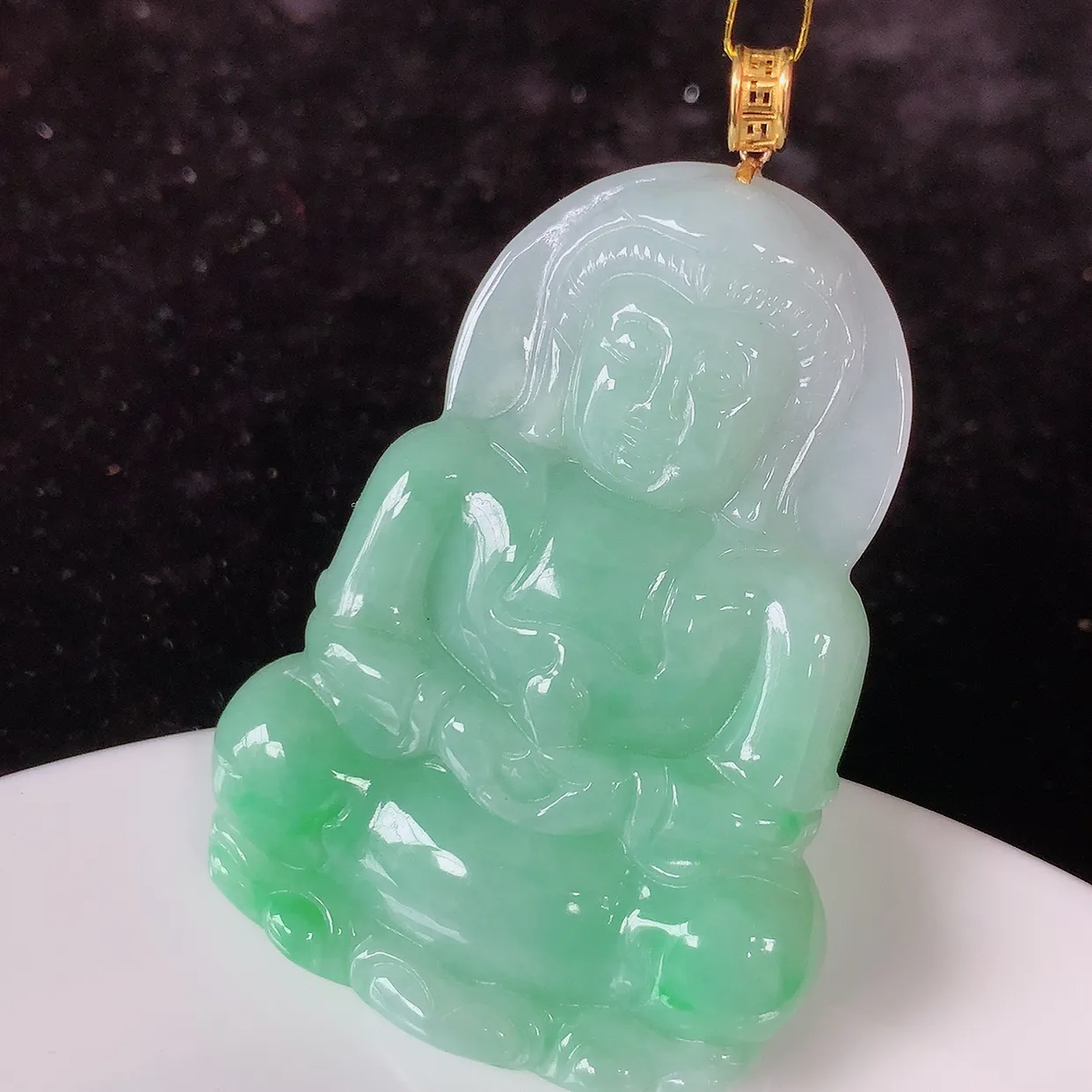 18K金镶嵌冰飘绿翡翠观音菩萨吊坠，赐福翡翠观音，观音面相端庄，品相佳，佩戴气质！#35.5整体57裸石51*36*5.5