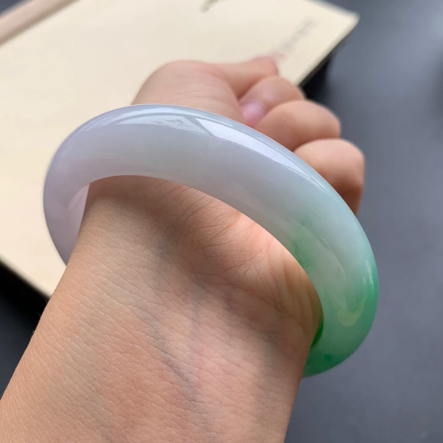 57圈口辣绿正圈手镯 尺寸：57-14-8.3，无纹裂，色泽靓丽，优美迷人