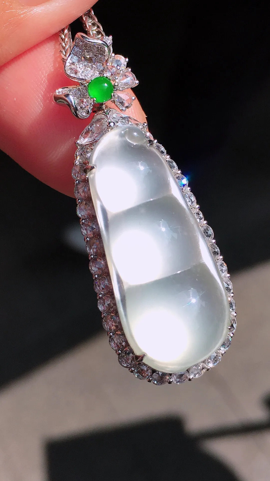 冰种福豆吊坠，玉质细腻，荧光感超
强，饱满圆润，尽显优雅气质，18k
金豪华镶嵌