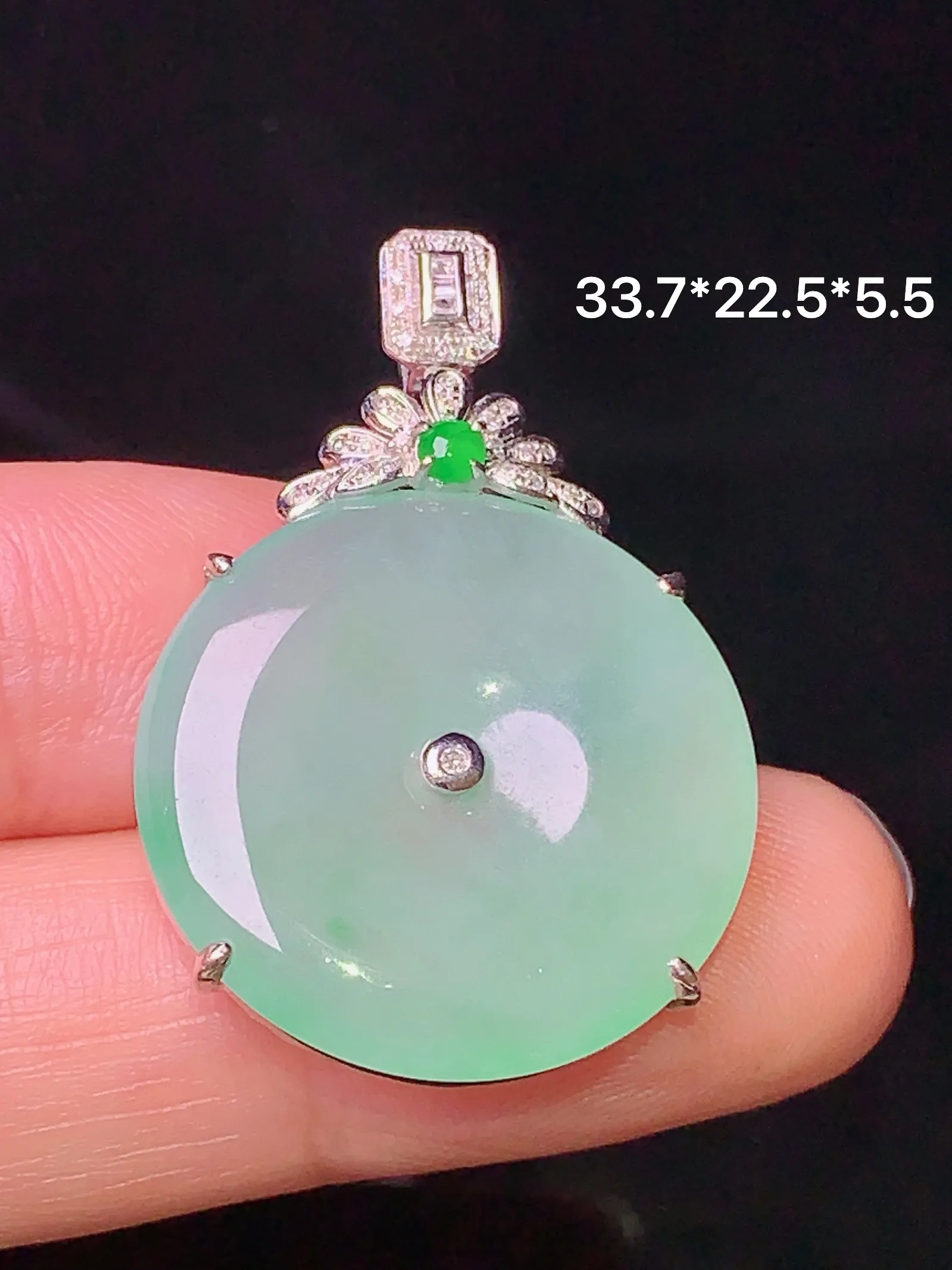 18k金钻镶嵌浅绿平安扣吊坠 玉质细腻 色泽艳丽 整体尺寸33.7*22.5*5.5
