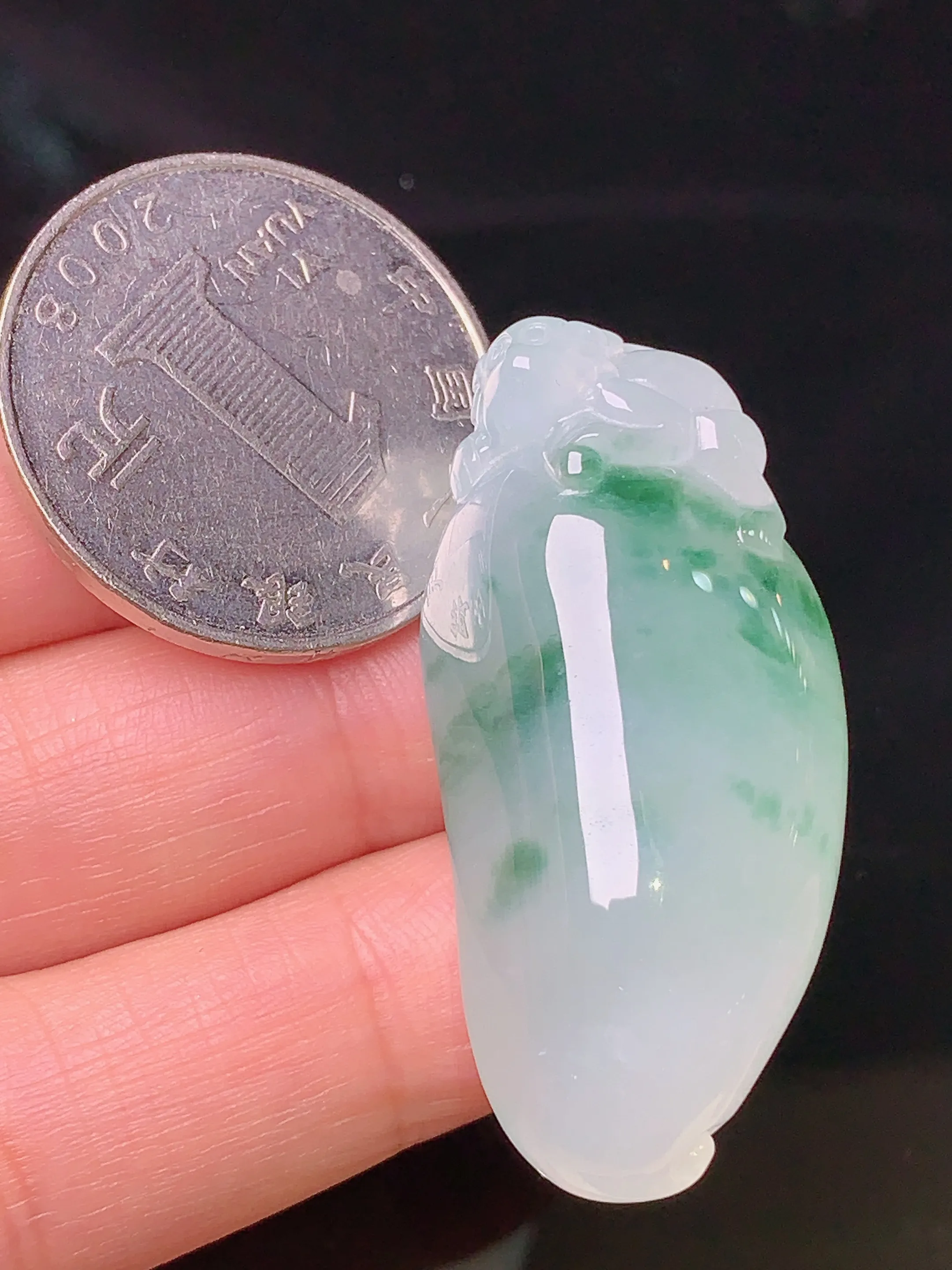 飘绿福瓜吊坠 玉质细腻 色泽艳丽 整体尺寸39.3*18.6*12.6