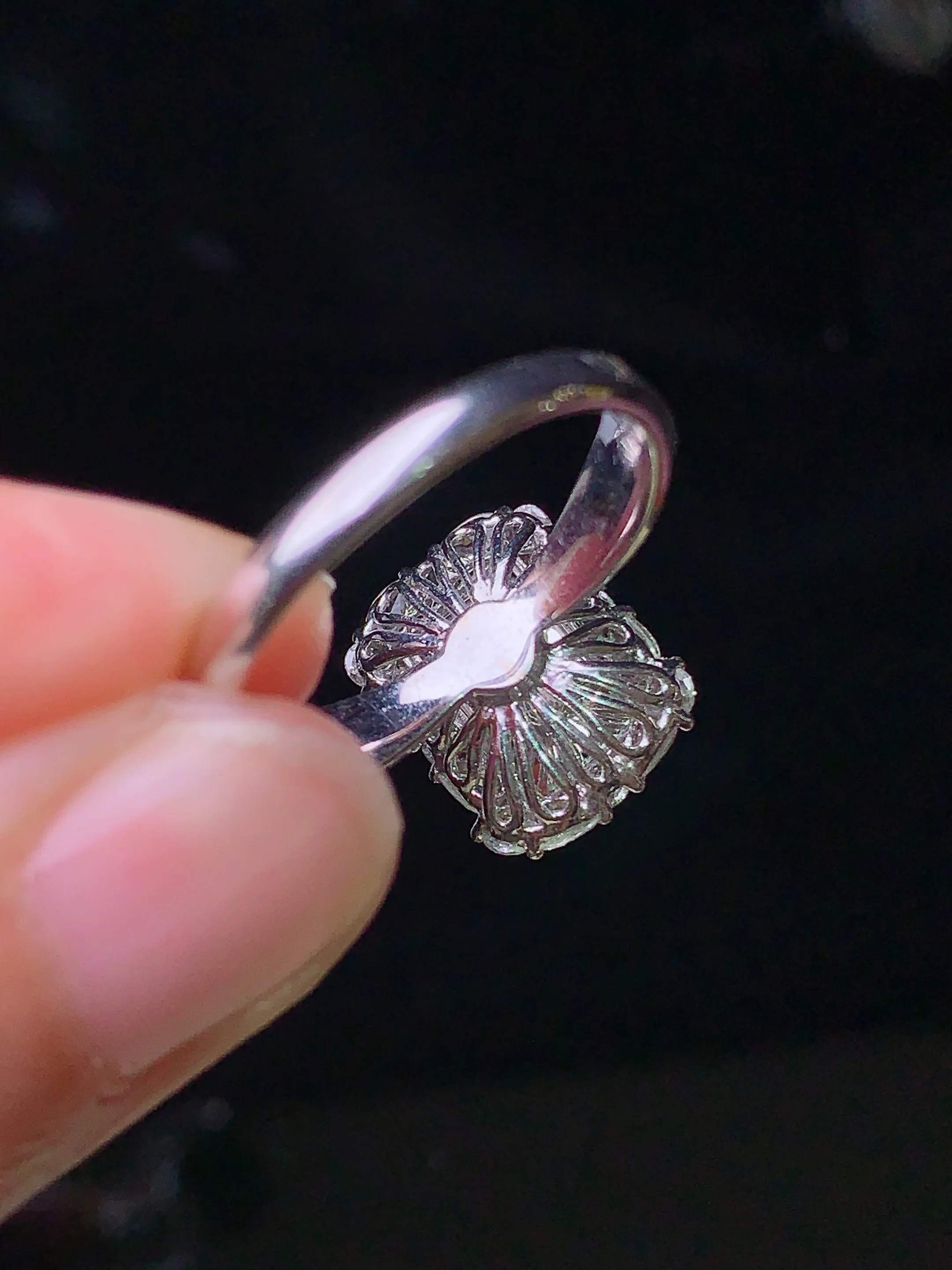 18k金钻镶嵌翠绿马鞍戒指 玉质细腻 色泽艳丽 圈口15.5 整体尺寸14*11*10