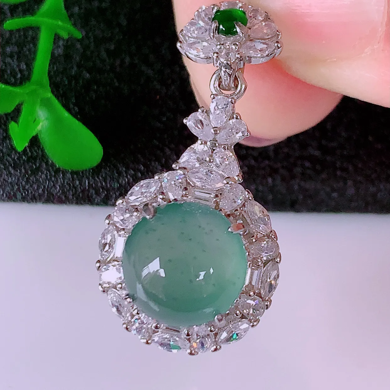 冰透满绿翡翠925银镶嵌吊坠，自然光实拍，翠色灵动，颜色漂亮，种老水足，品相佳，佩戴佳品！#97.5整体27*14*9裸石9*9