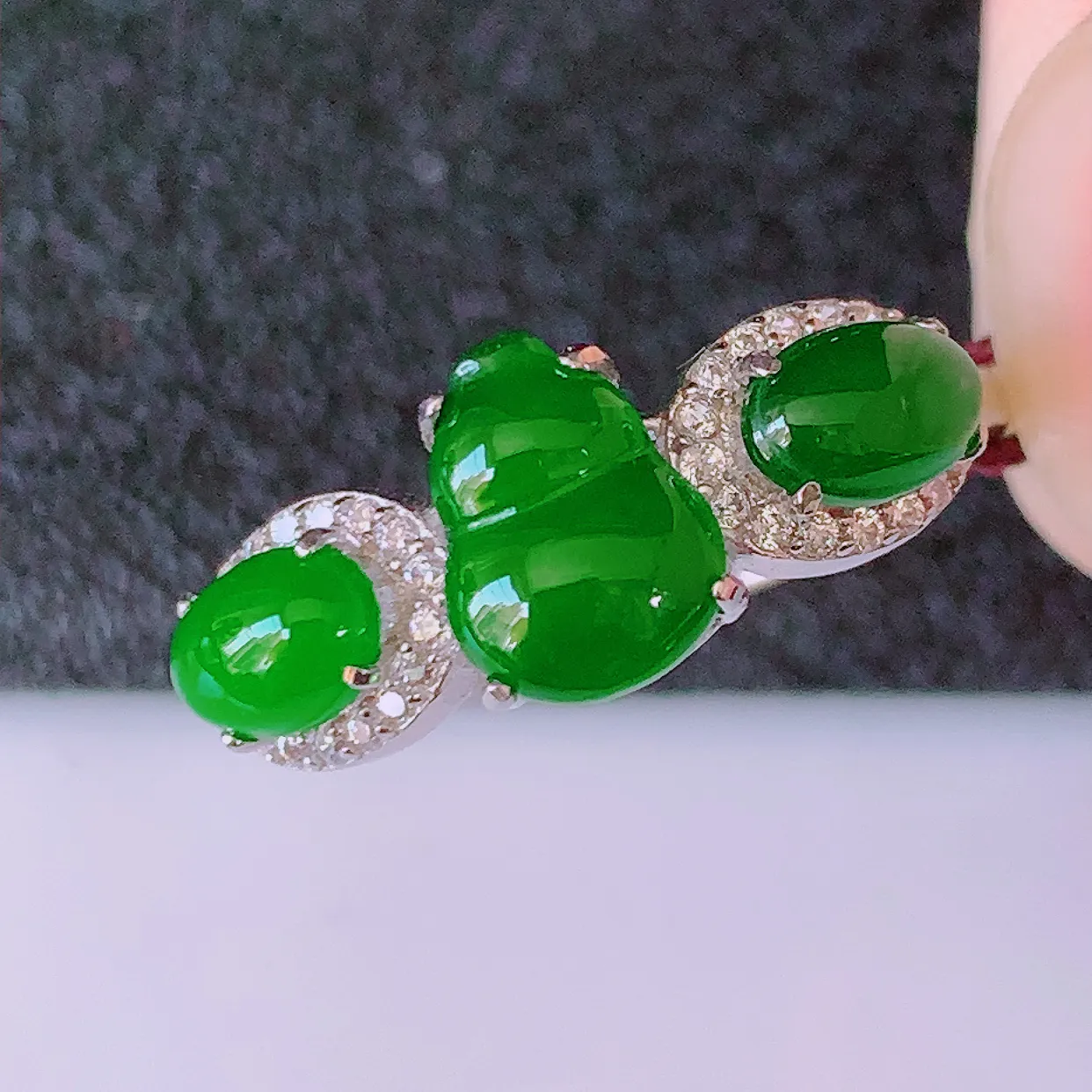 冰透满绿翡翠925银镶嵌戒指，自然光实拍，翠色灵动，颜色漂亮，种老水足，品相佳，佩戴佳品！#97.31（圈口可调大小）整体22.5 * 18.2*5裸石8*6mm