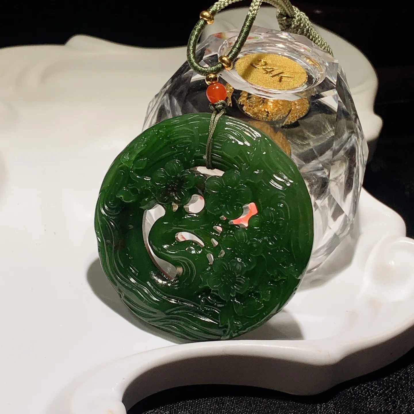 和田玉菠菜绿俄罗斯碧玉喜上眉梢挂件。尺寸54/9重44.5克。玉质细腻油润。手推出油。佩戴高端典雅。