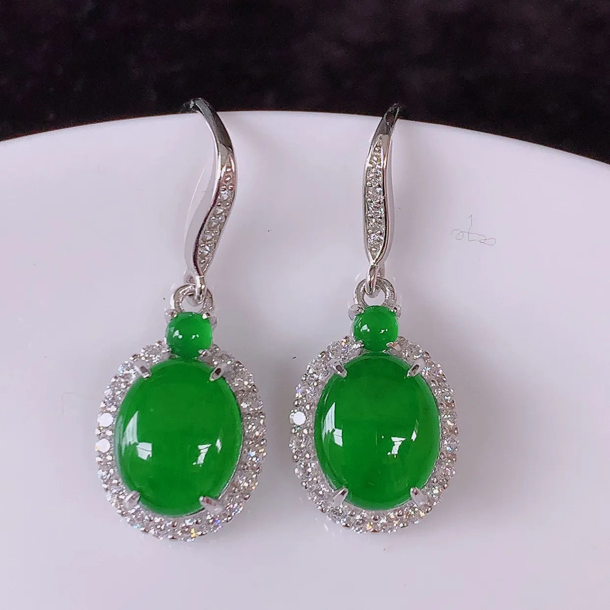 冰透满绿翡翠925银镶嵌耳坠，自然光实拍，翠色灵动，颜色漂亮，种老水足，品相佳，佩戴佳品！#97.5整体27*11*5裸石9.5*7.5