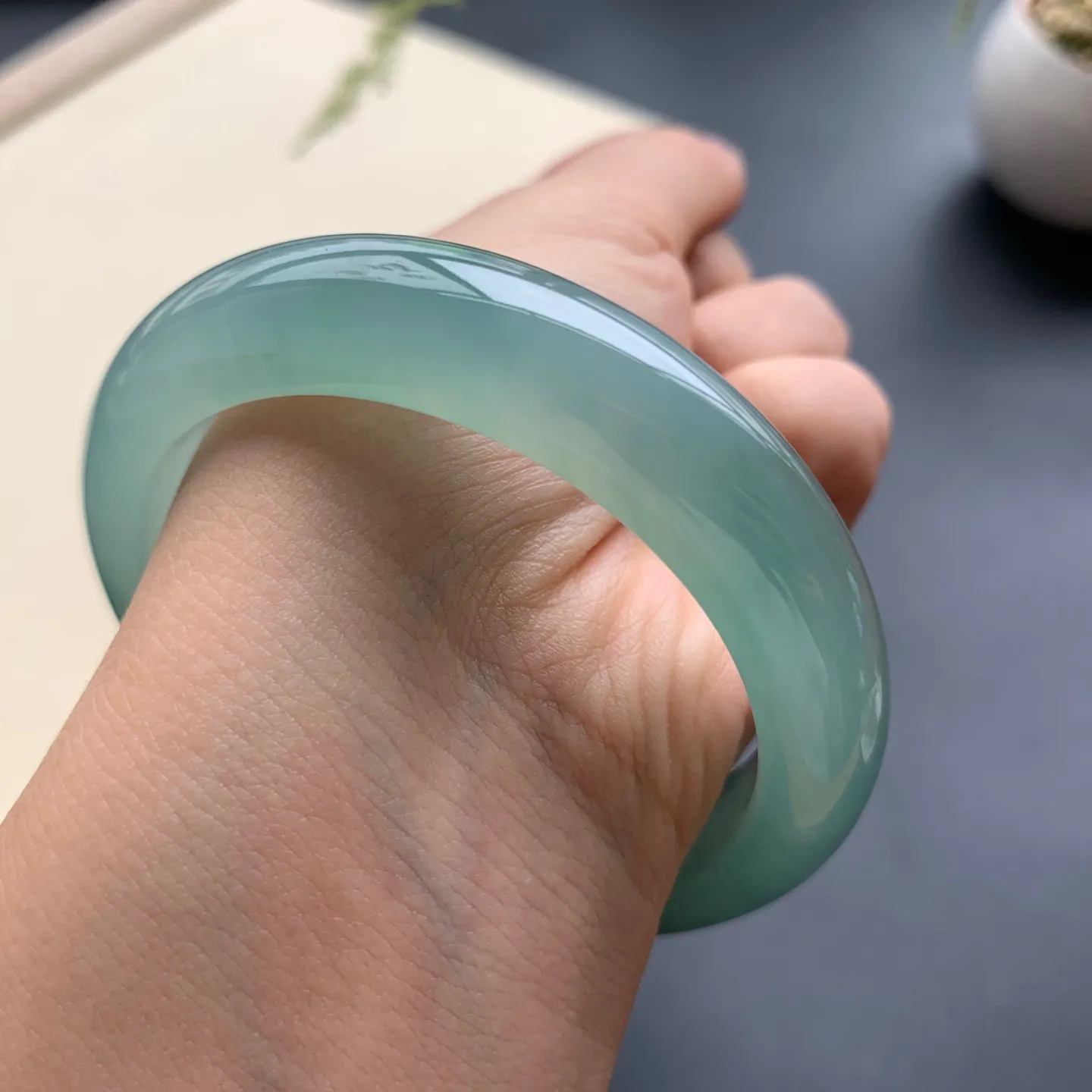 54圈口啤酒绿正圈手镯 尺寸：54-12.6-8.5，无纹裂，水润透亮，胶感十足