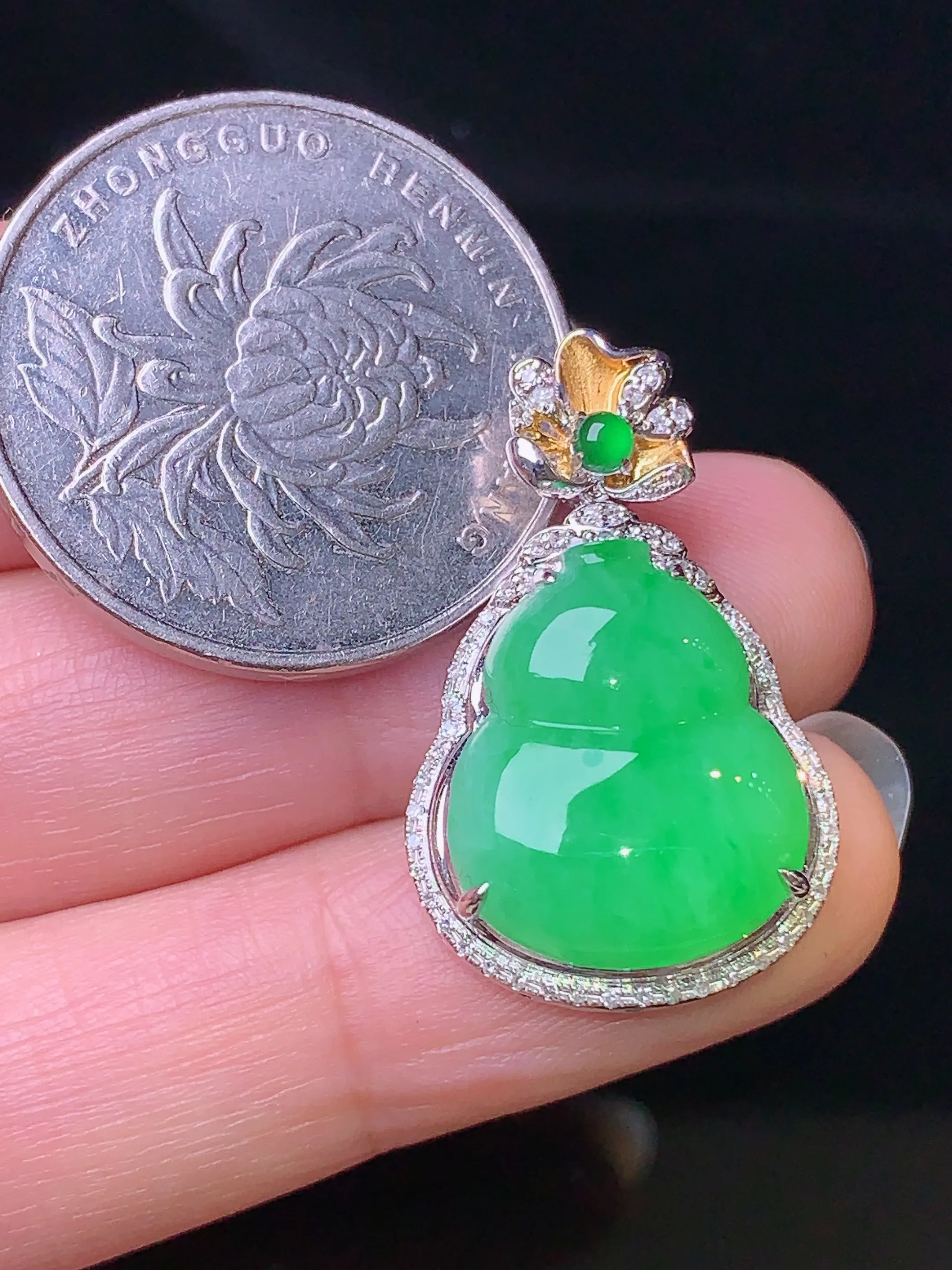 18k金钻镶嵌翠绿葫芦吊坠 玉质细腻 色泽艳丽 整体尺寸27.2*17*8