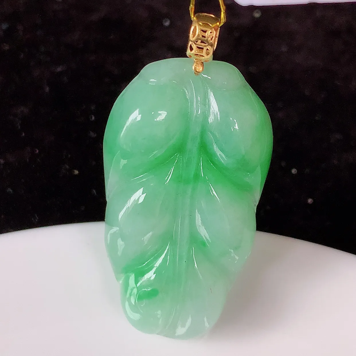 18K金镶嵌飘绿翡翠叶子吊坠 ，种水足，色泽清新，工艺精湛，叶子寓意美好；金枝玉叶，事业有成。#35.5