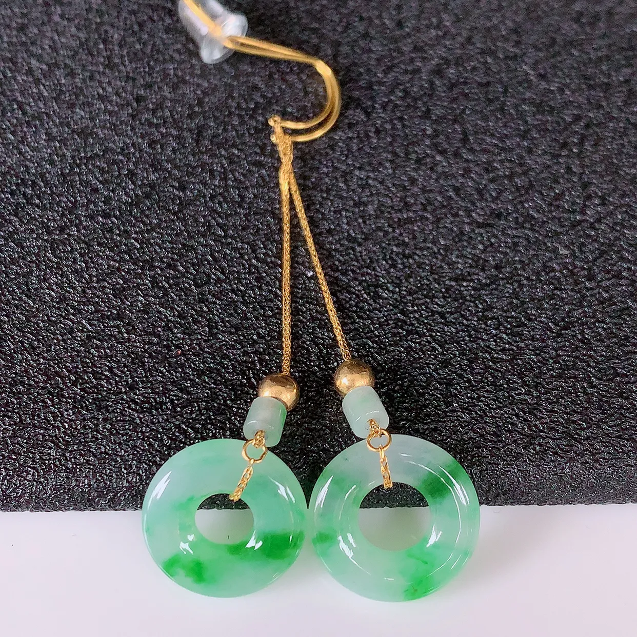 18k金镶嵌冰种翡翠平安扣耳坠，沁人心脾，耳坠佩戴效果大气出众，尽显气质。种水好，胶感足，颜相当漂亮，高性价比，值得入手品鉴！#41.5整体43裸12*2.6