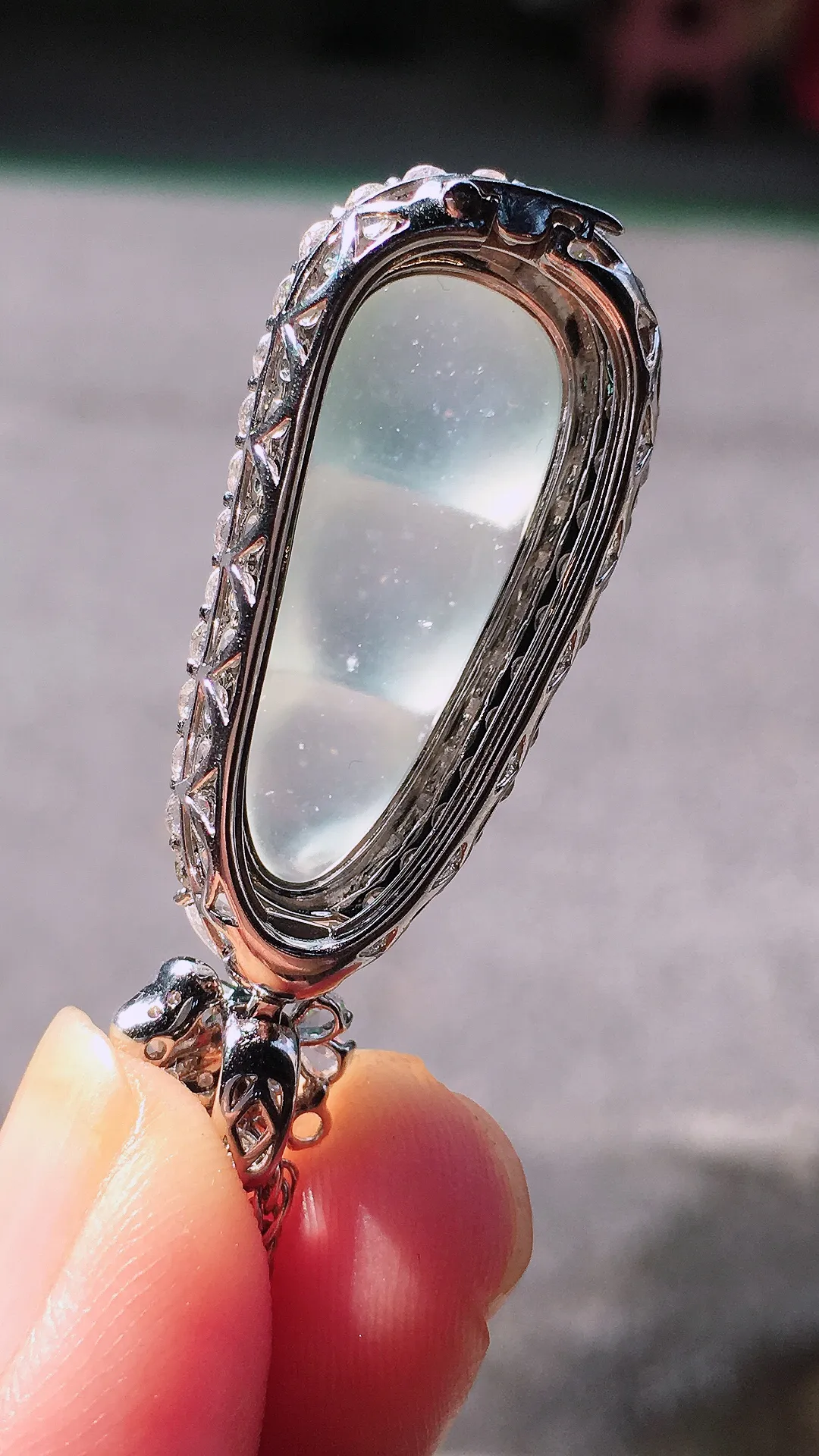 冰种福豆吊坠，玉质细腻，荧光感超
强，饱满圆润，尽显优雅气质，18k
金豪华镶嵌