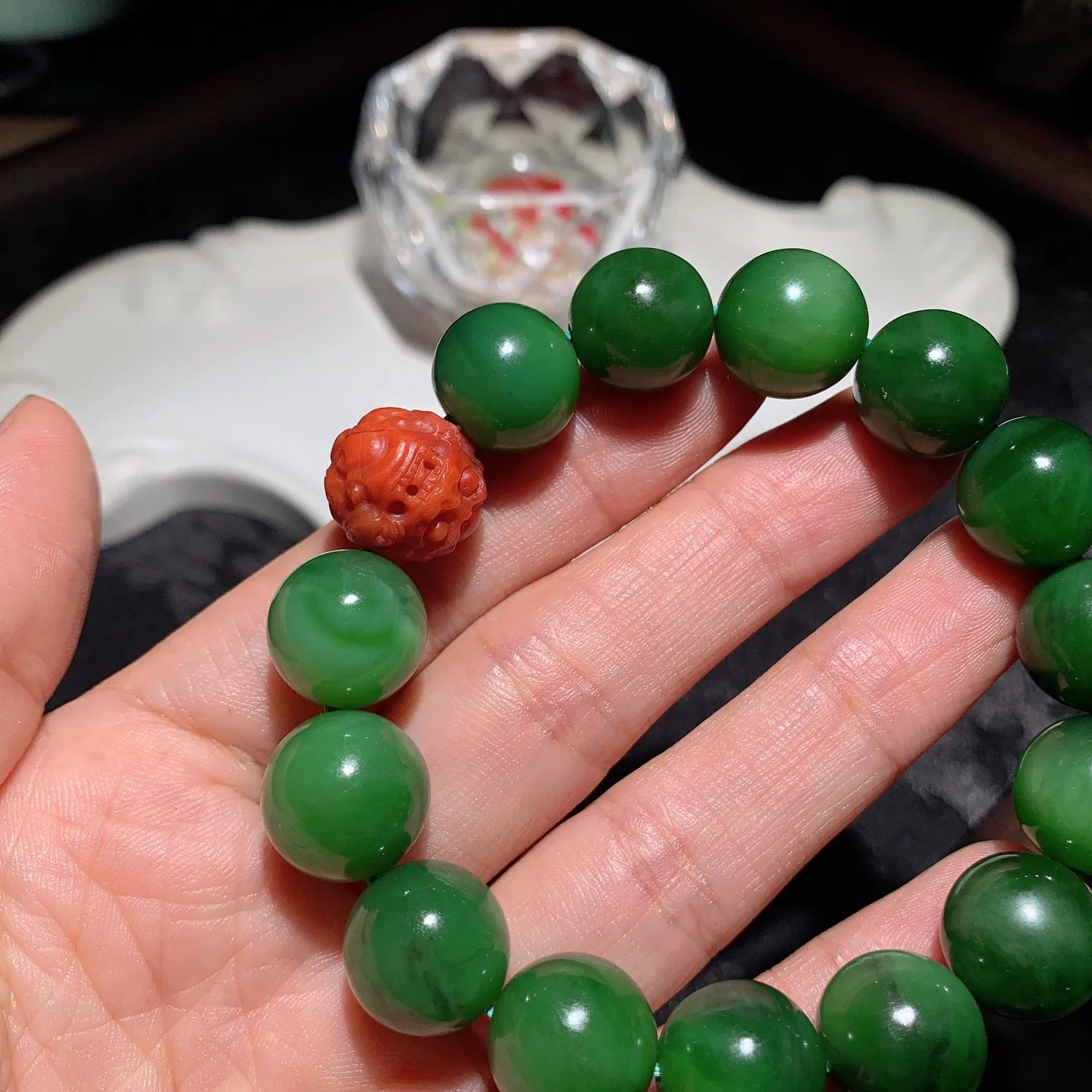 和田玉阳绿俄罗斯碧玉圆珠手串。单颗尺寸14重57克。玉质细腻油润。手推出油。佩戴高端典雅。lt251107