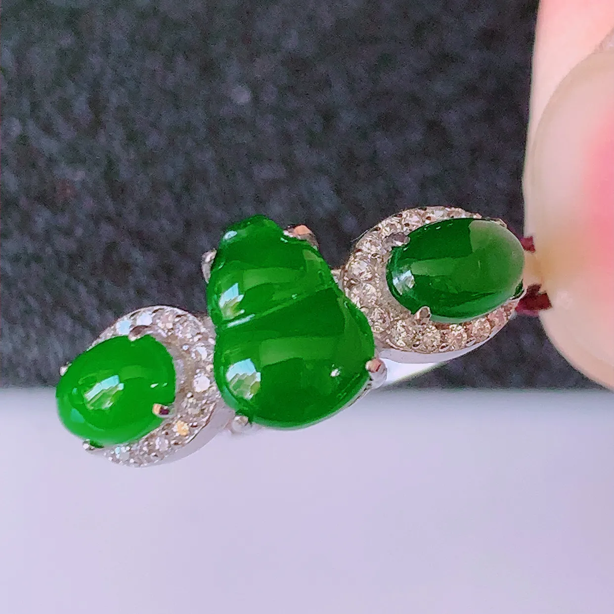 冰透满绿翡翠925银镶嵌戒指，自然光实拍，翠色灵动，颜色漂亮，种老水足，品相佳，佩戴佳品！#97.3