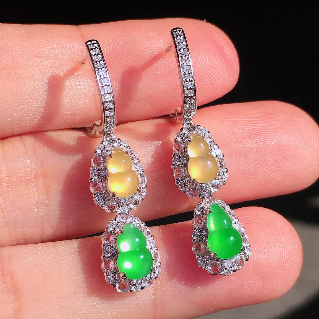 （黄+绿）二合一耳坠，色泽均匀艳丽，玉质细腻，荧光感超
强，饱满圆润，尽显优雅气质，18k
金豪华镶嵌