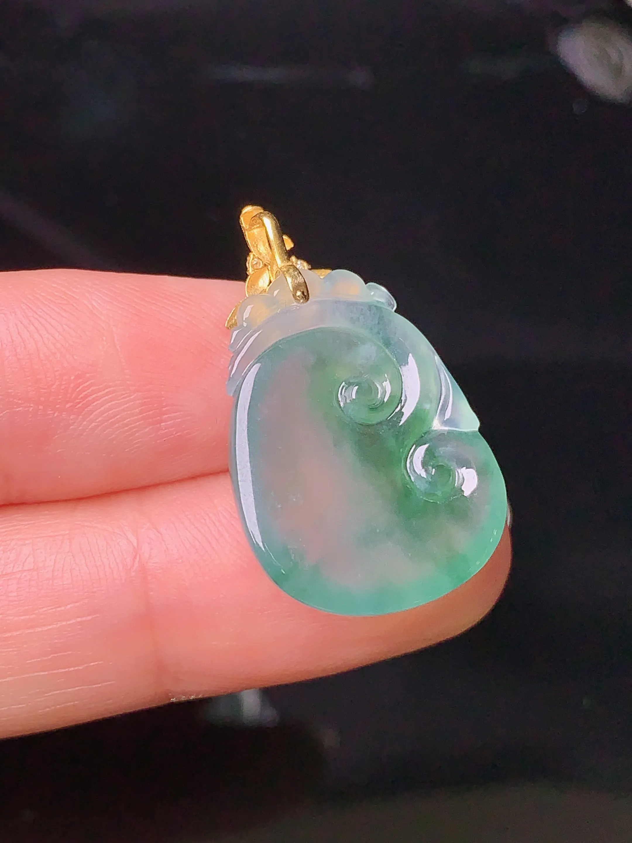 18k金钻镶嵌冰种飘绿如意吊坠 玉质细腻 色泽艳丽 整体尺寸27.5*17.5*5.2