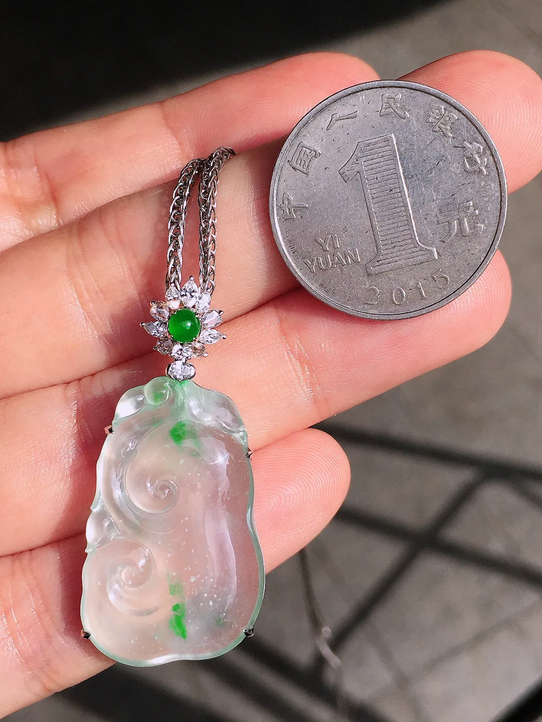 冰飘花如意吊坠，色泽艳丽，玉质细腻，荧光感超
强，饱满圆润，尽显优雅气质，18k
金豪华镶嵌