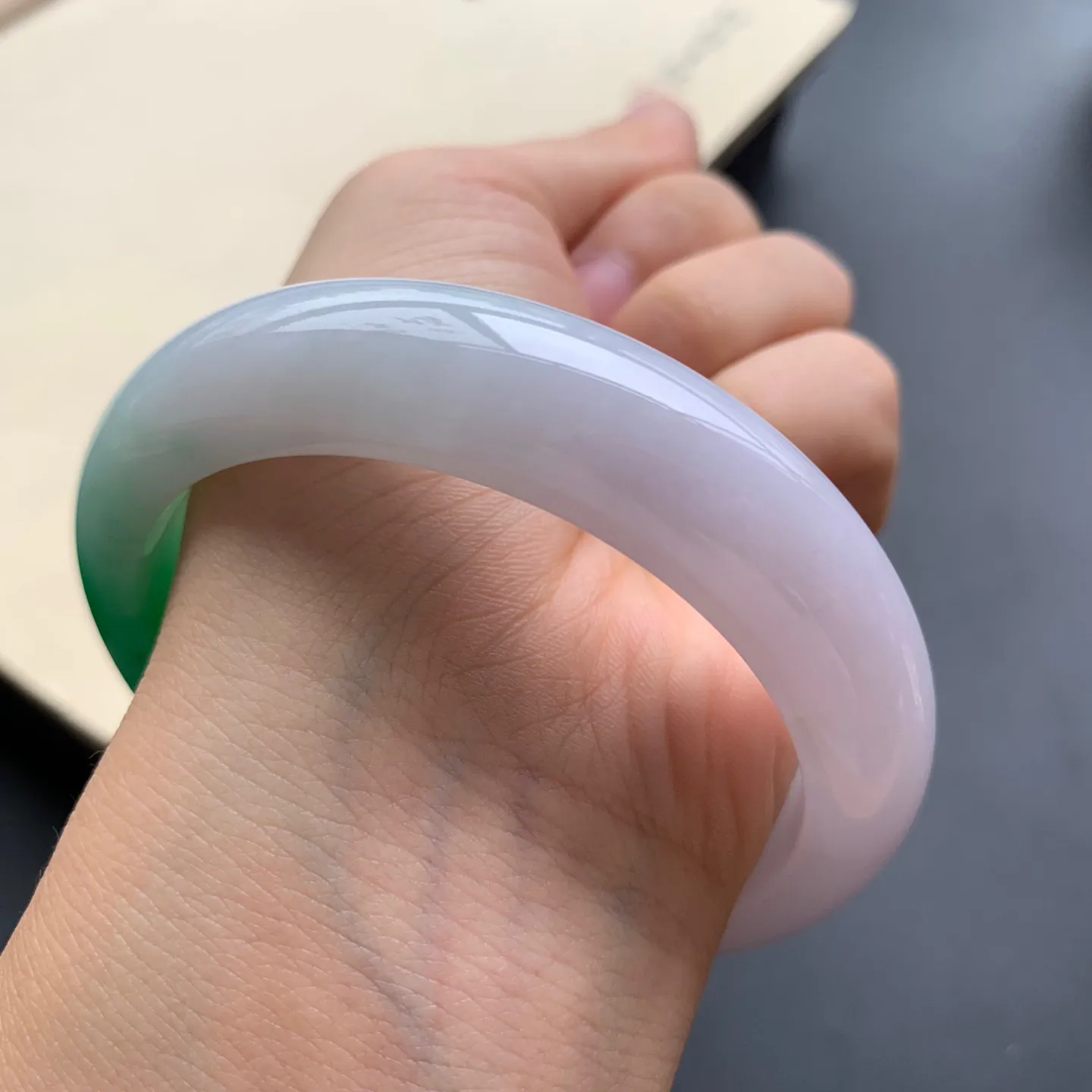 57圈口辣绿正圈手镯 尺寸：57-14-8.3，无纹裂，色泽靓丽，优美迷人