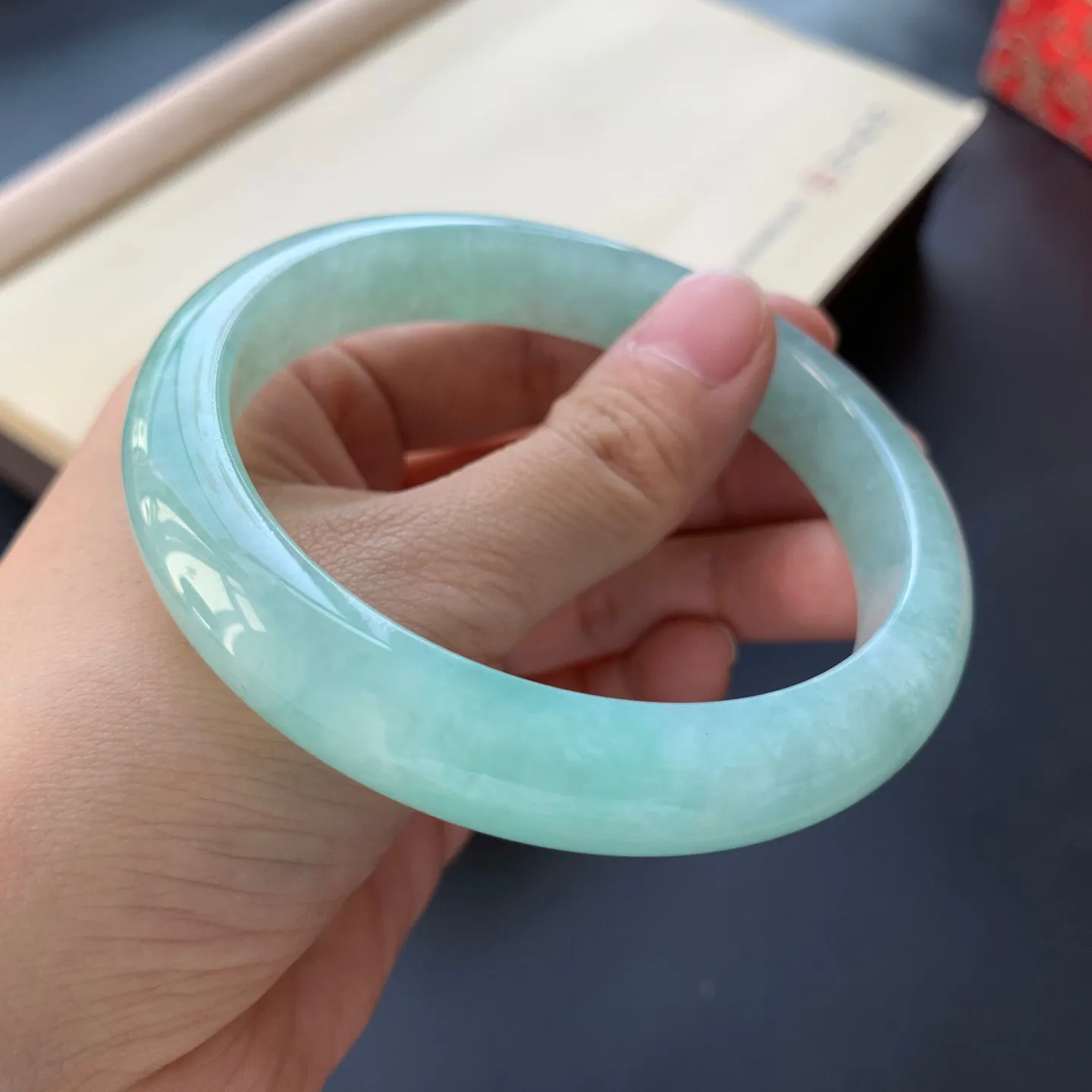62.8圈口豆绿色正圈手镯 尺寸：62.8-12-8.5，无纹裂，色泽亮丽，清爽干净