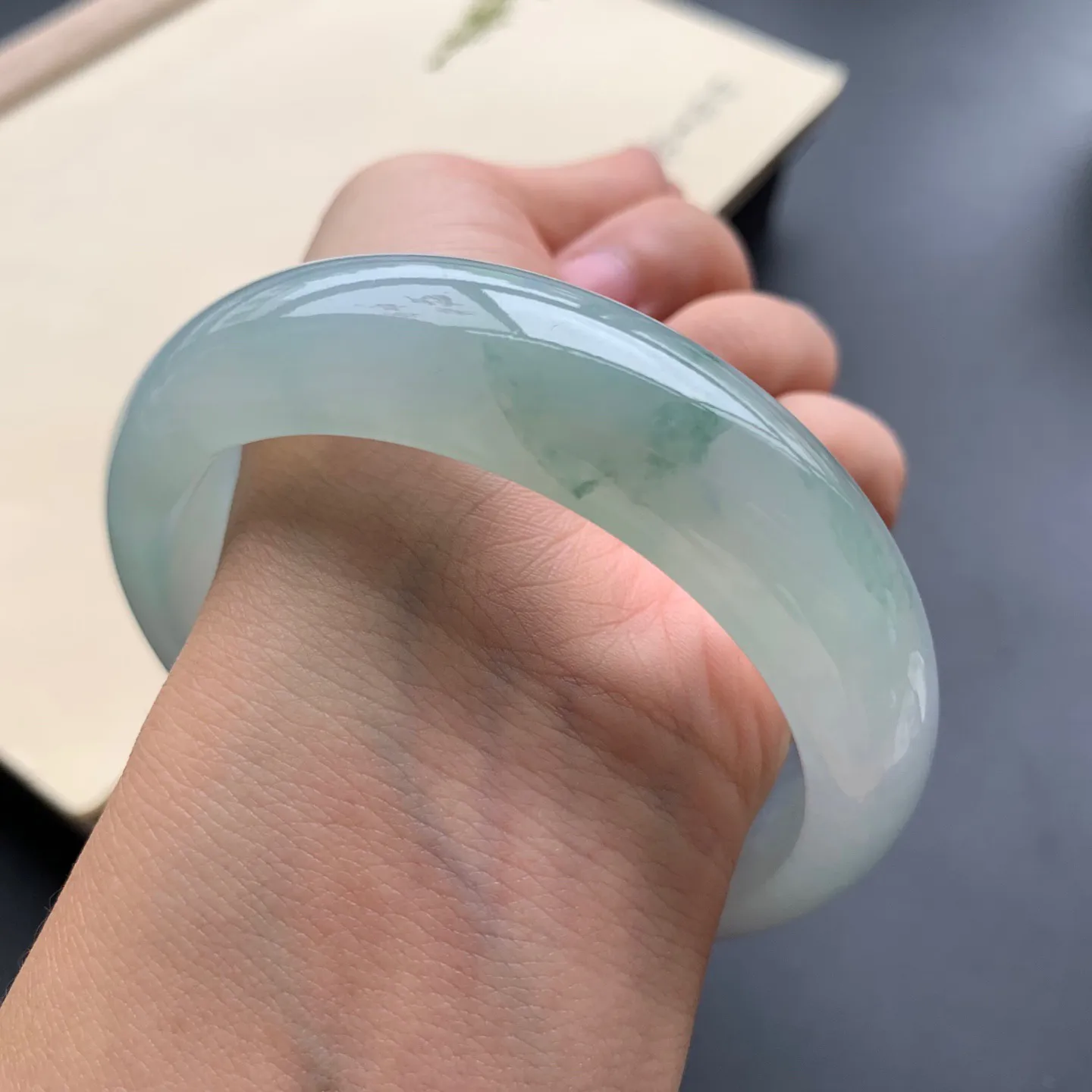 54圈口啤酒绿正圈手镯 尺寸：54-12.6-8.5，无纹裂，水润透亮，胶感十足