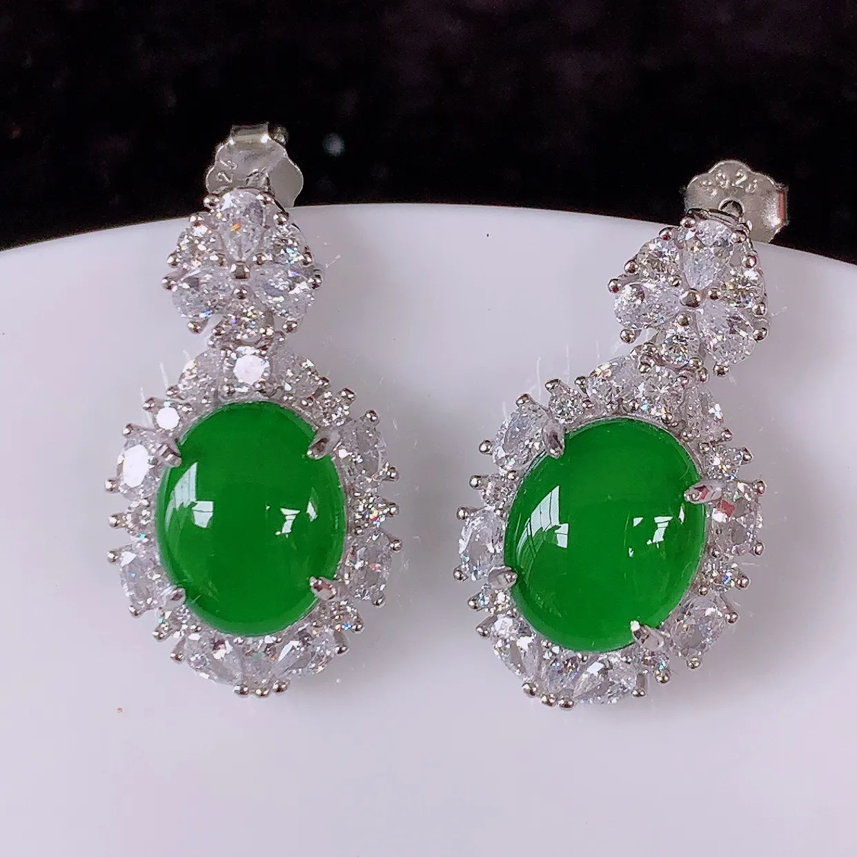 冰透满绿翡翠925银镶嵌耳坠，自然光实拍，翠色灵动，颜色漂亮，种老水足，品相佳，佩戴佳品！#97.5整体22*12*6裸石10*7.8