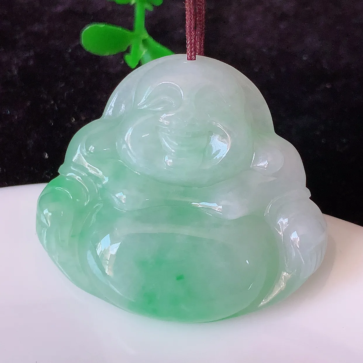 自然光实拍，冰润飘绿佛公吊坠，翡翠保平安佛公吊坠，玉质莹润， 佩戴佳品，#75.31