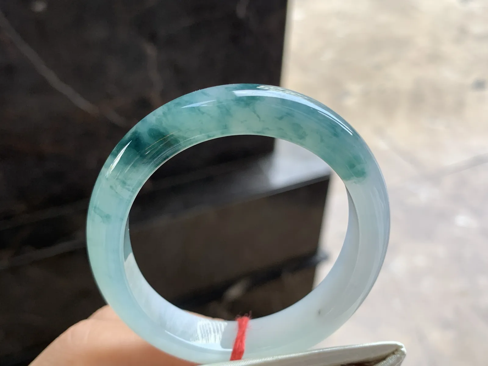 53.3-11.5-7.9

冰蓝花贵妃手镯^_^正圈50 51可以带