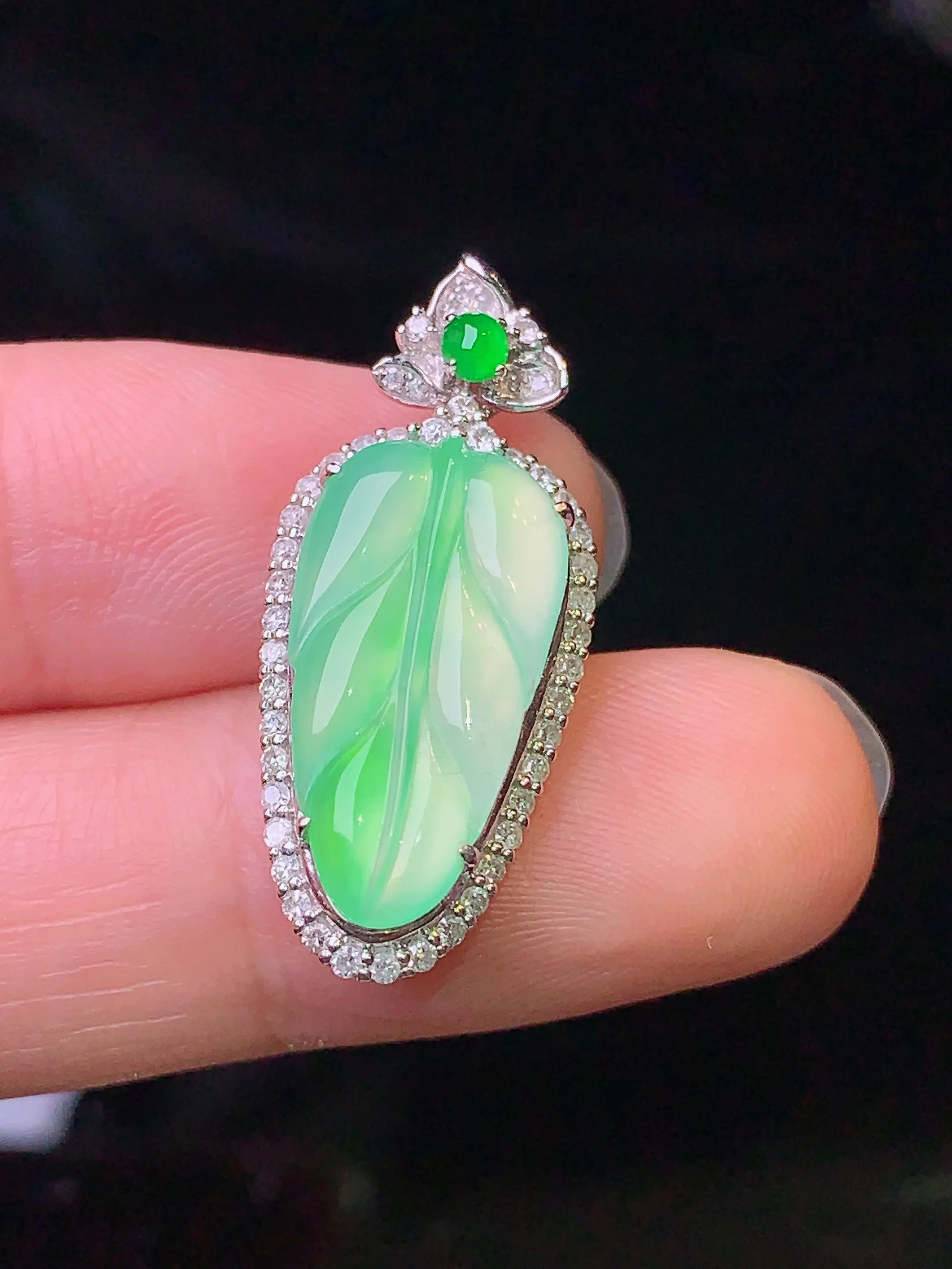 18k金钻镶嵌翠绿树叶吊坠 玉质细腻 色泽艳丽 整体尺寸28.2*12.2*6.3