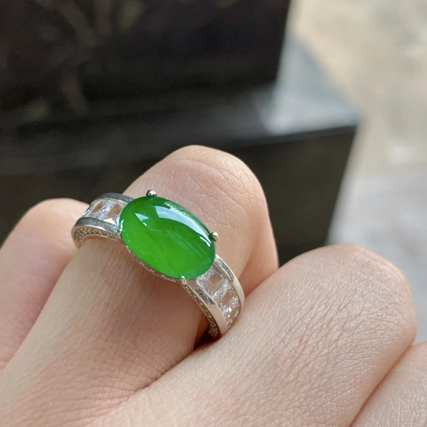 冰种辣绿色戒指^_^颜色浓郁 鲜艳 铜拖