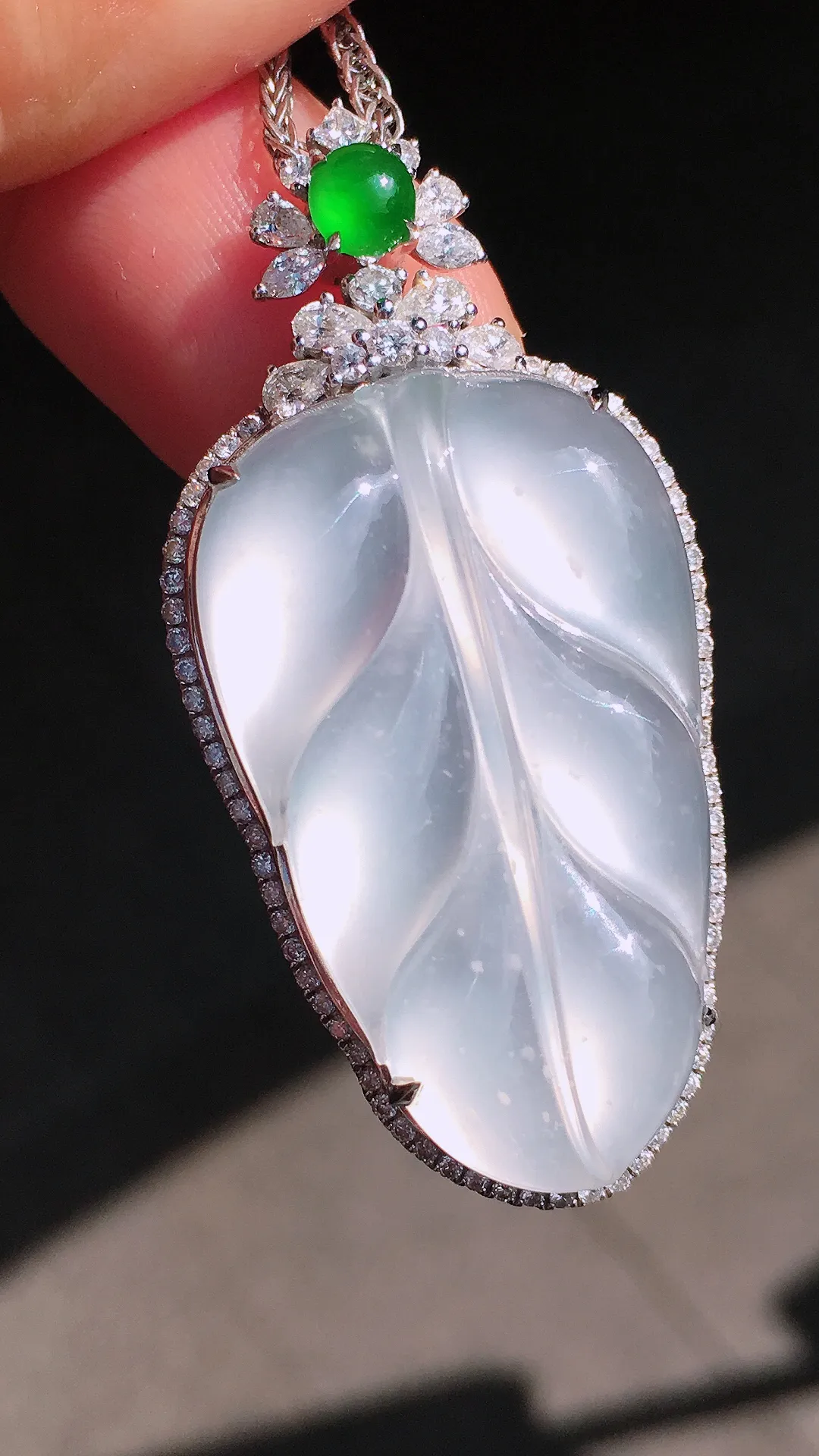 冰种玉叶吊坠，玉质细腻，荧光感超
强，饱满圆润，尽显优雅气质，18k
金豪华镶嵌