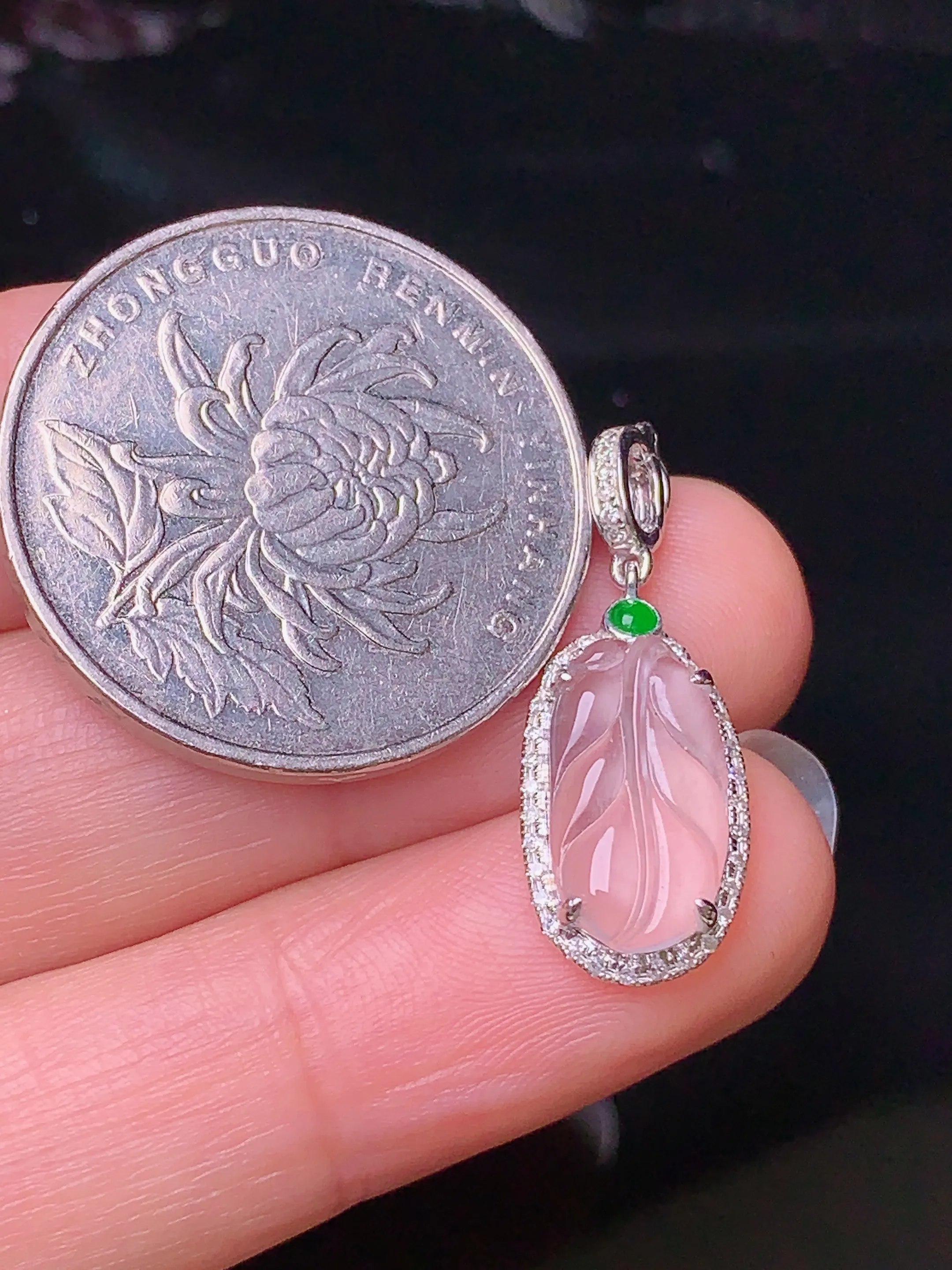 18k金钻镶嵌冰种树叶吊坠 玉质细腻 色泽艳丽 整体尺寸25.2*9.5*4