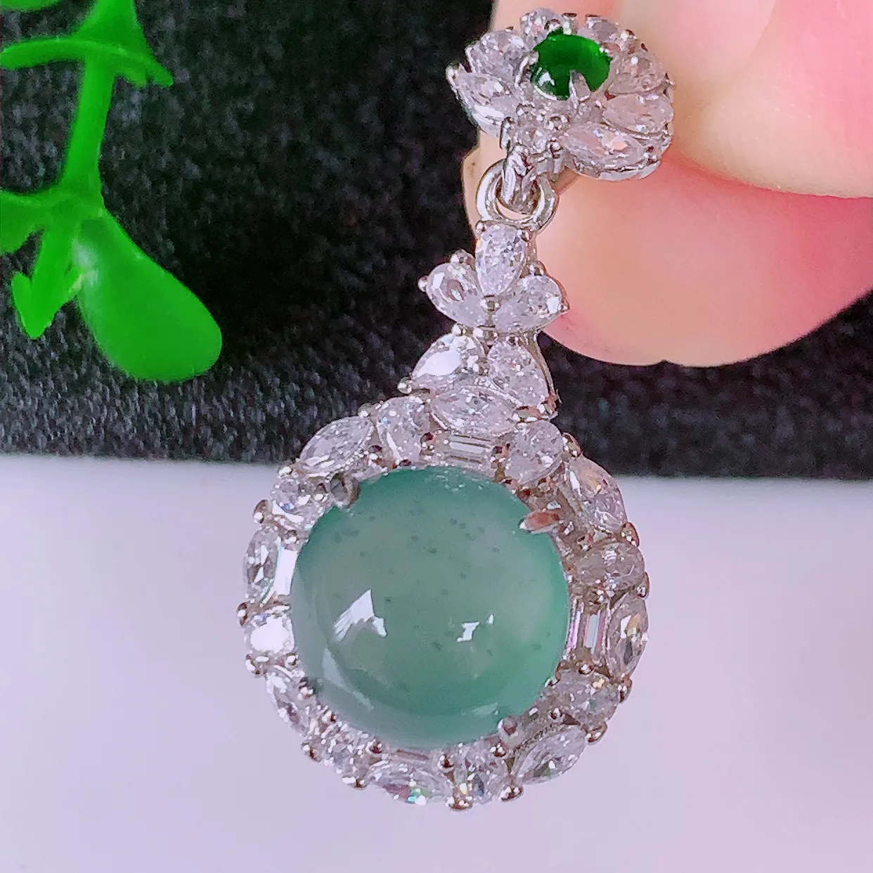 冰透满绿翡翠925银镶嵌吊坠，自然光实拍，翠色灵动，颜色漂亮，种老水足，品相佳，佩戴佳品！#97.5整体27*14*9裸石9*9