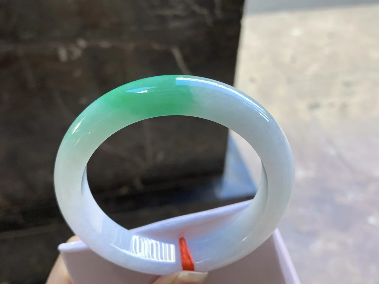 55-12.5-8.8

带色手镯^_^底妆白净