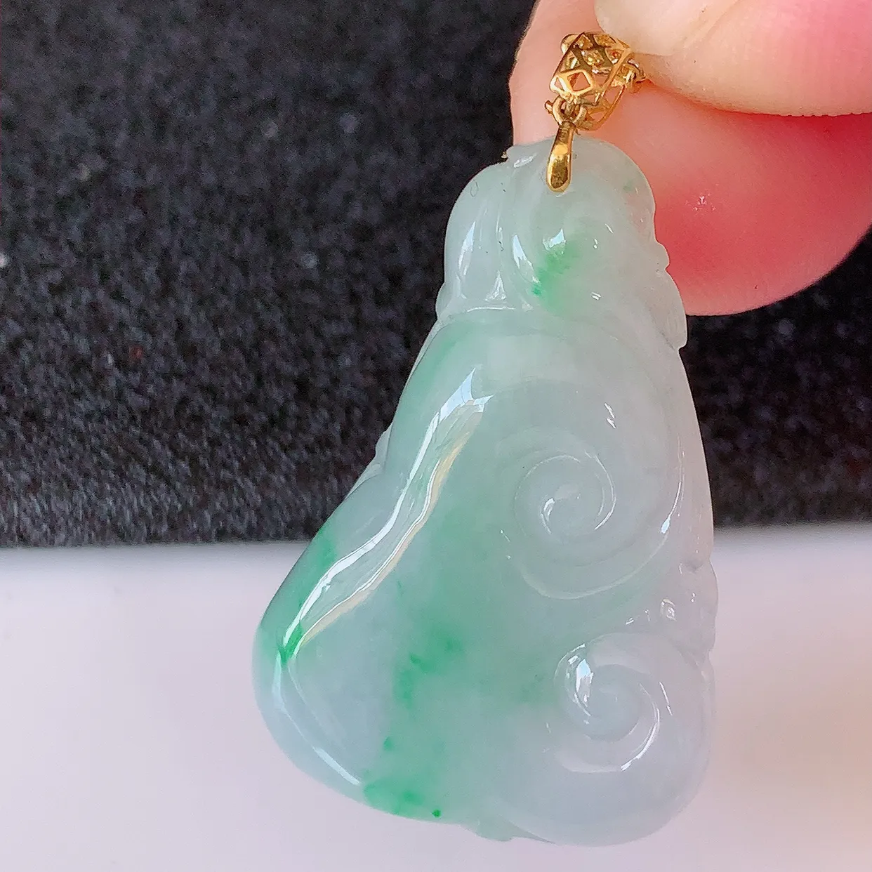 18K金镶嵌飘绿翡翠如意吊坠，简单的镶嵌设计、让玉坠百搭又精致， 寓意着吉祥， 事事如意！#1.31