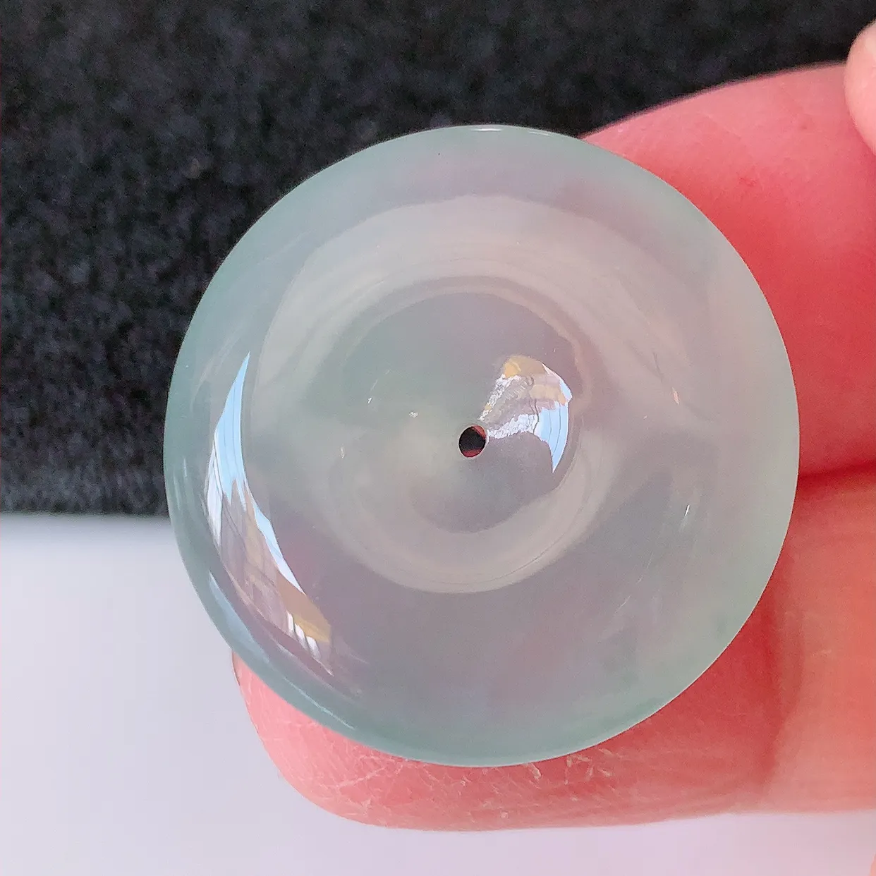 自然光实拍，冰种翡翠平安扣吊坠，玉扣，平安是福； 很美的料子， 平安扣佩戴优雅迷人！#12.31