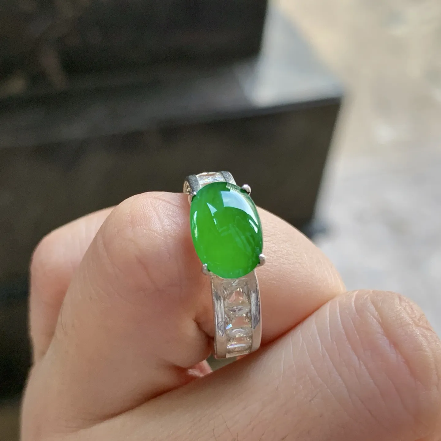 冰种辣绿色戒指^_^颜色浓郁 鲜艳 铜拖