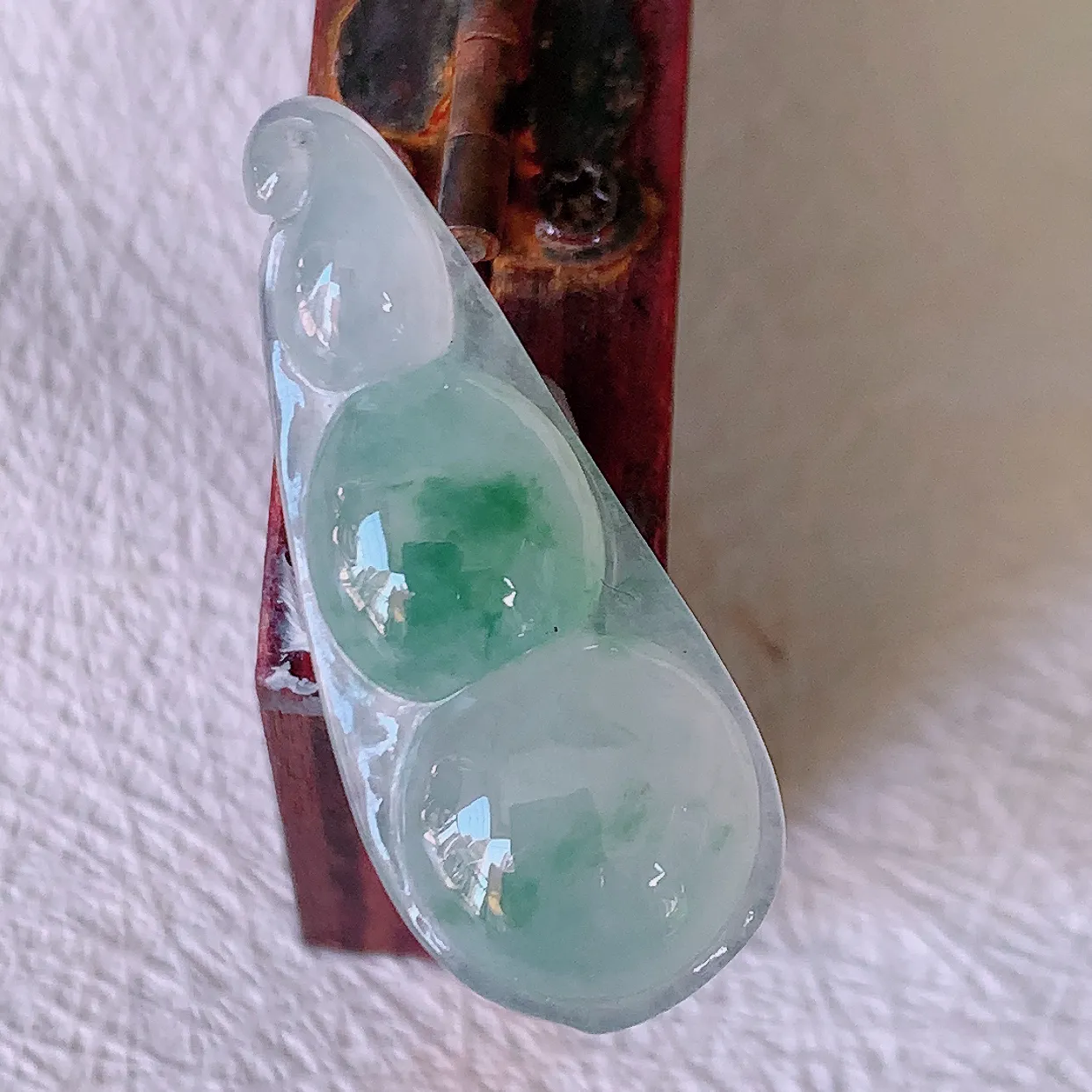 自然光实拍，冰种飘花翡翠四季豆吊坠，平安豆福豆玉坠，冰润通透， 豆粒饱满，寓意： 豆蔻年华！#46.31