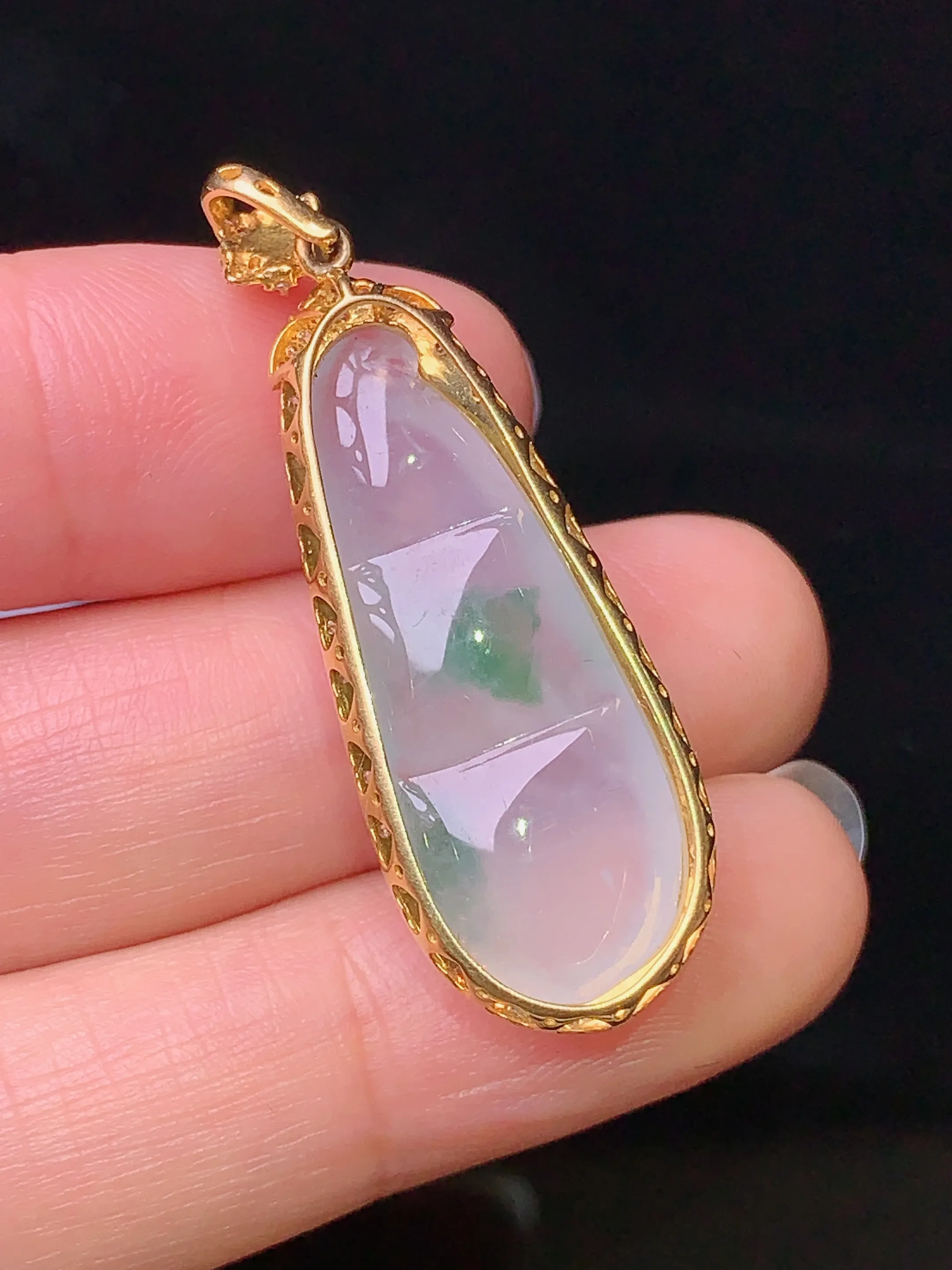 18k金钻镶嵌冰种飘绿四季豆吊坠 玉质细腻 色泽艳丽 整体尺寸39.5*13.5*7.5