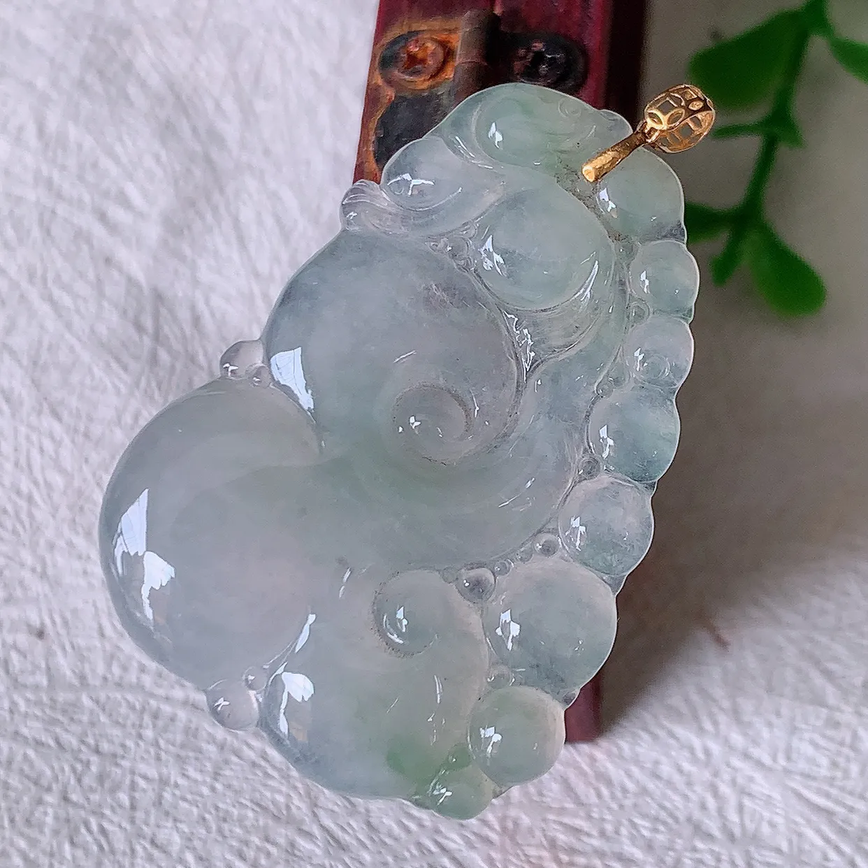 18K金镶嵌冰种翡翠如意吊坠，种老水足，雕工精湛 ， 寓意美好， 佩戴时尚出众！#41.31