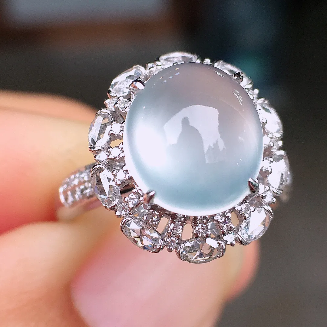 玻璃种蛋面戒指，玉质细腻，荧光感超
强，饱满圆润，尽显优雅气质，18k
金豪华镶嵌