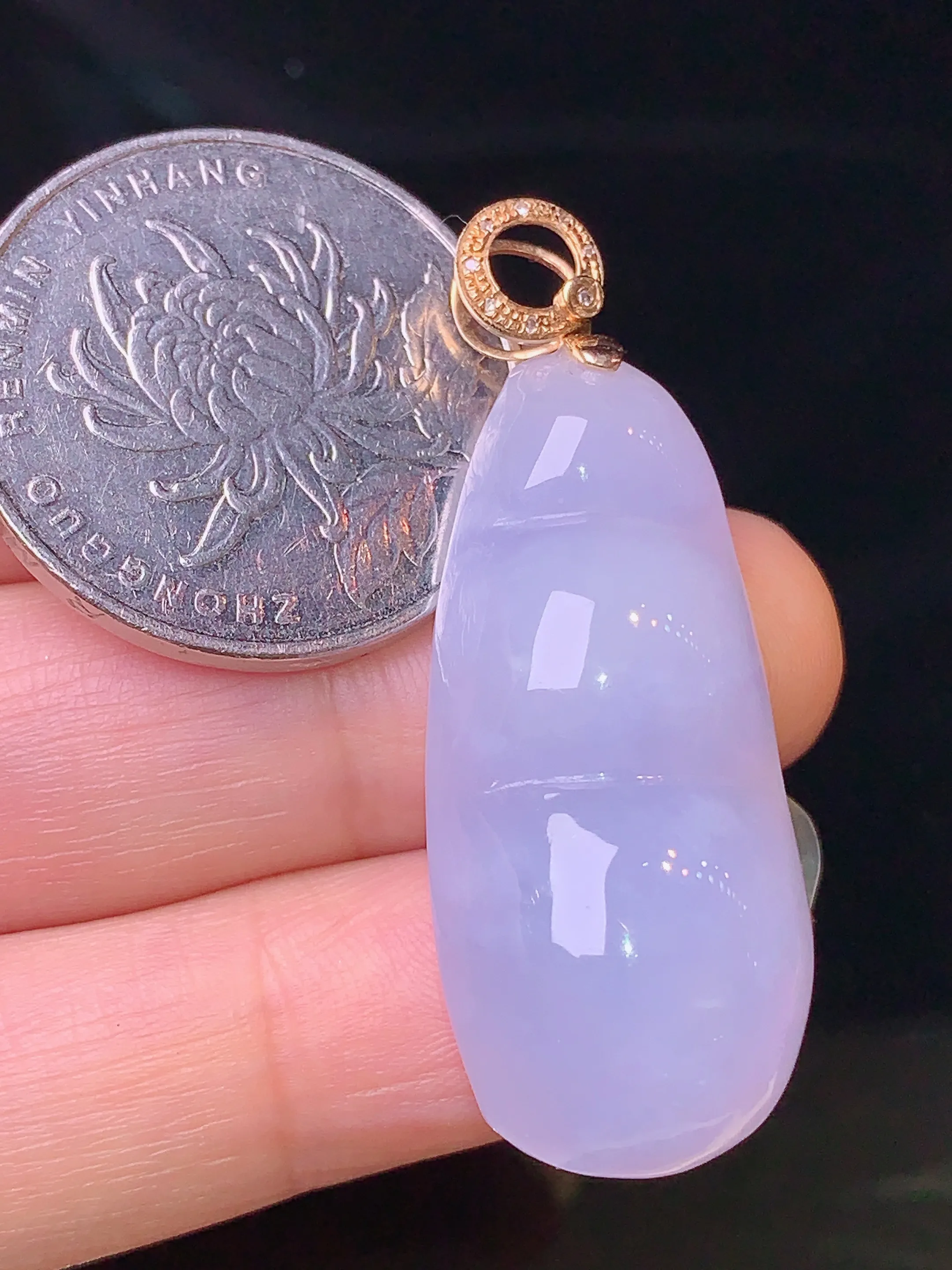 18k金钻镶嵌紫罗兰四季豆吊坠 玉质细腻 色泽艳丽 整体尺寸42.2*15.7*9.6