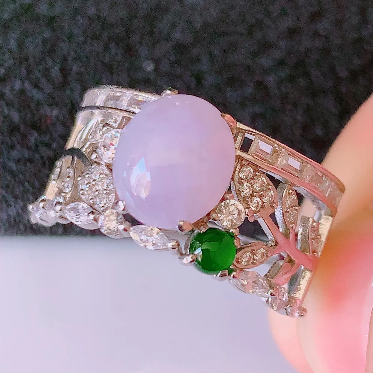 冰润紫罗兰翡翠925银镶嵌戒指，自然光实拍，翠色灵动，颜色漂亮，种老水足，品相佳，佩戴佳品！#97.31（圈口可调大小）整体25.5*18* 5.8 裸石9*7.5