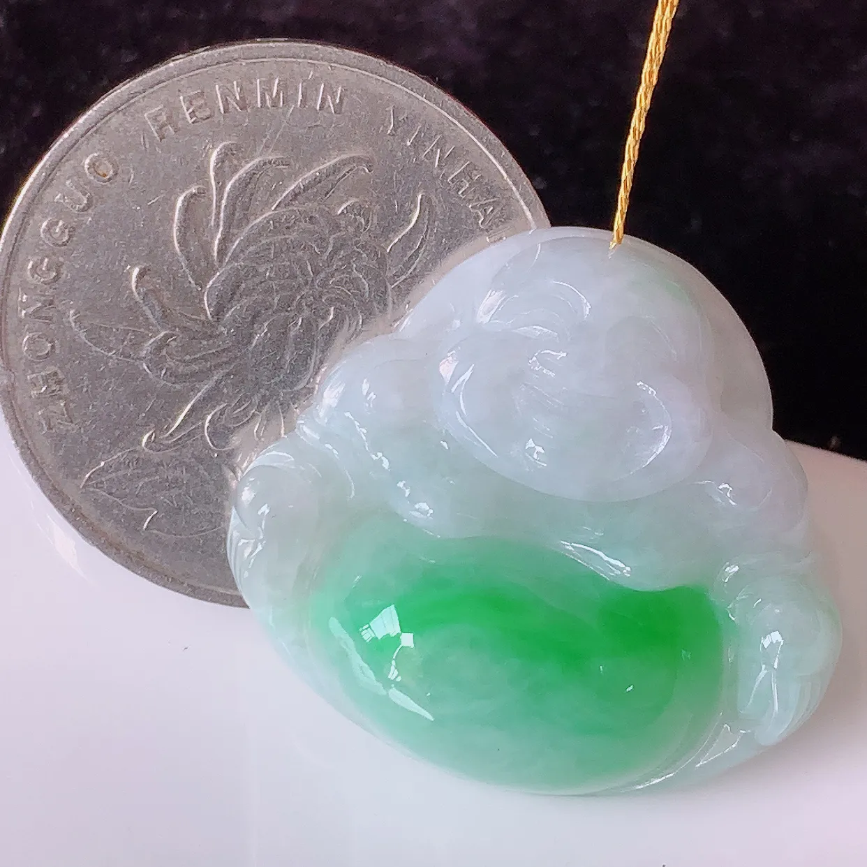 自然光实拍，冰润飘绿佛公吊坠，翡翠开心笑佛，种老水足，颜色漂亮， 立体饱满圆润， 佩戴效果赞#00.31