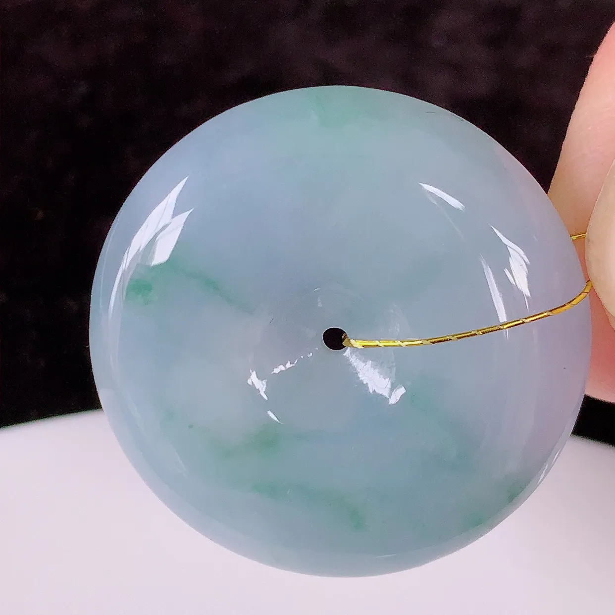 自然光实拍，冰润紫罗兰飘花翡翠平安扣吊坠，形体饱满圆润，平安扣肥嘟嘟的，平平安安，种水很好，配戴精美！#35.5