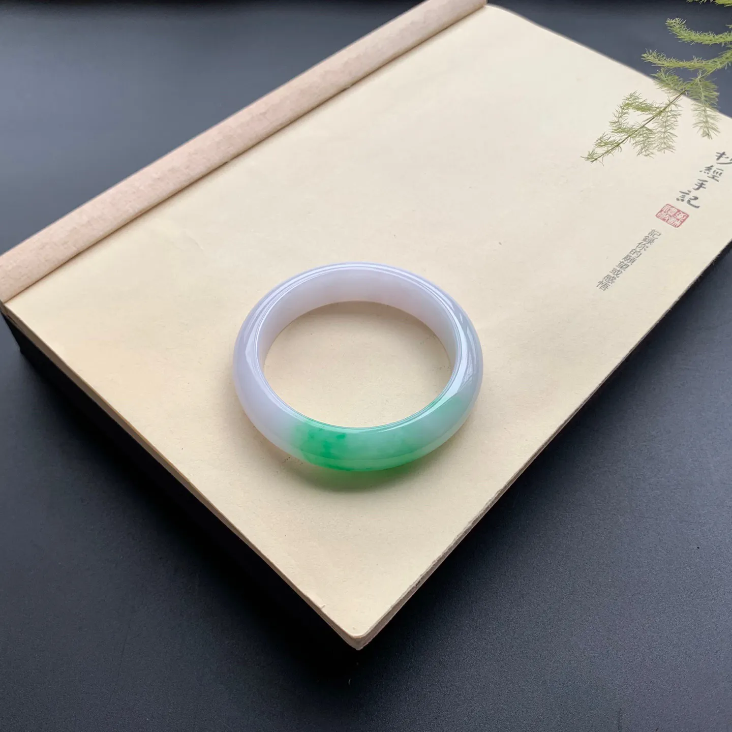 57圈口辣绿正圈手镯 尺寸：57-14-8.3，无纹裂，色泽靓丽，优美迷人