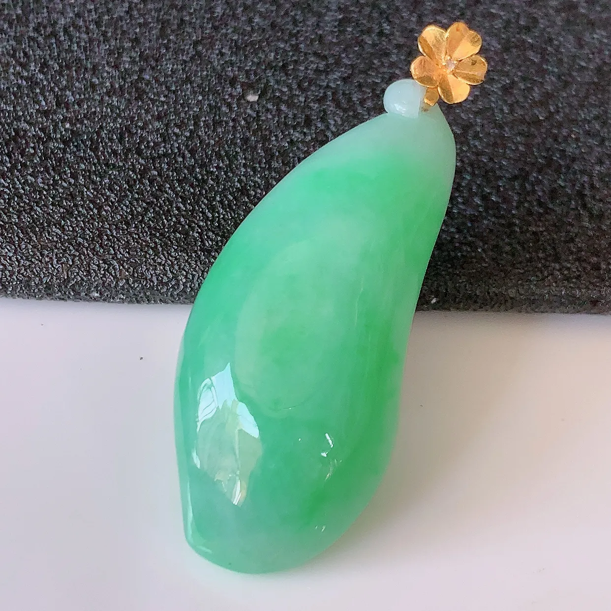 18K金镶嵌冰润满绿翡翠招财福瓜吊坠，精美饱满福瓜，种水足，形态圆润饱满， 福相十足 ！#01.31整体41裸石36*15-8.8mm